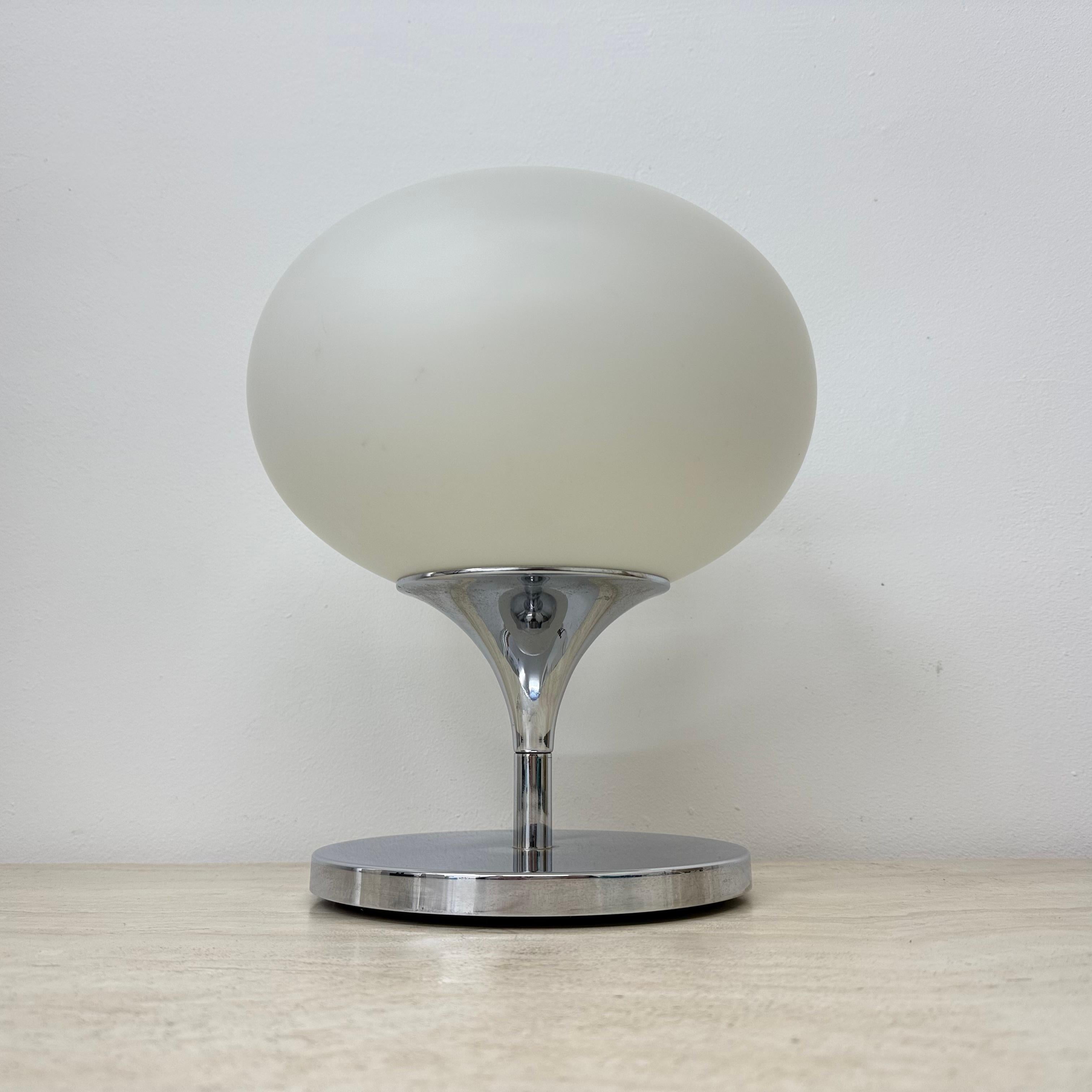 Mid-Century Modern Lampe Space A Age en verre opalin, acier chromé et fonte par Kaiser Leuchten, 1970' en vente