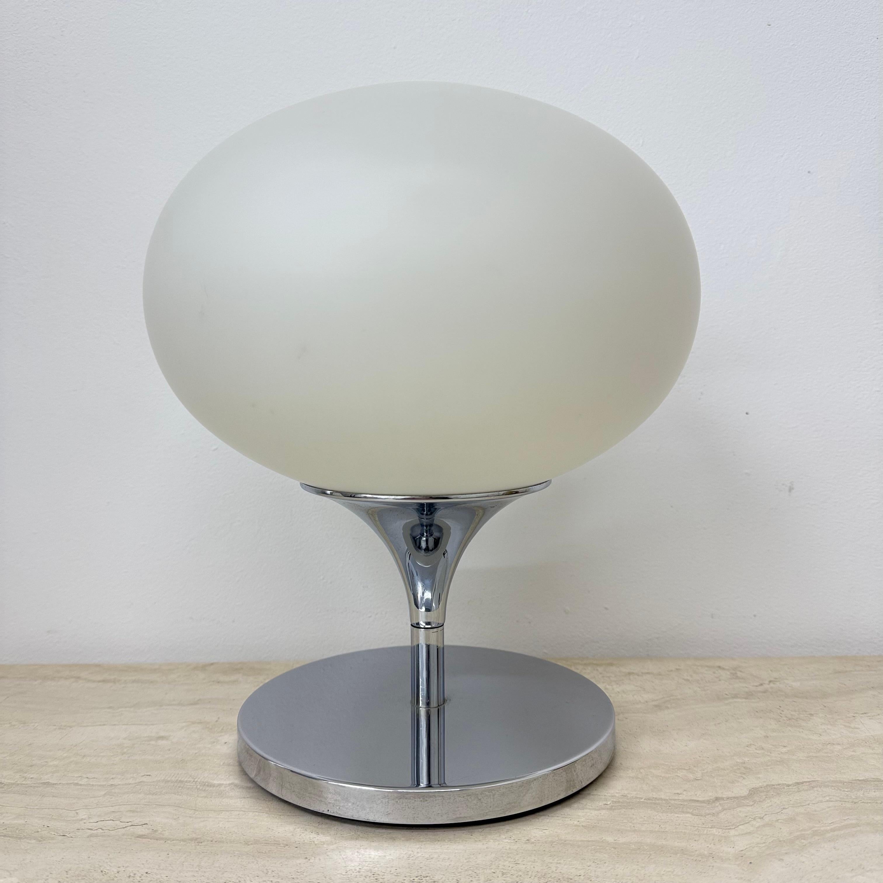 Lampe Space A Age en verre opalin, acier chromé et fonte par Kaiser Leuchten, 1970' Bon état - En vente à Delft, NL
