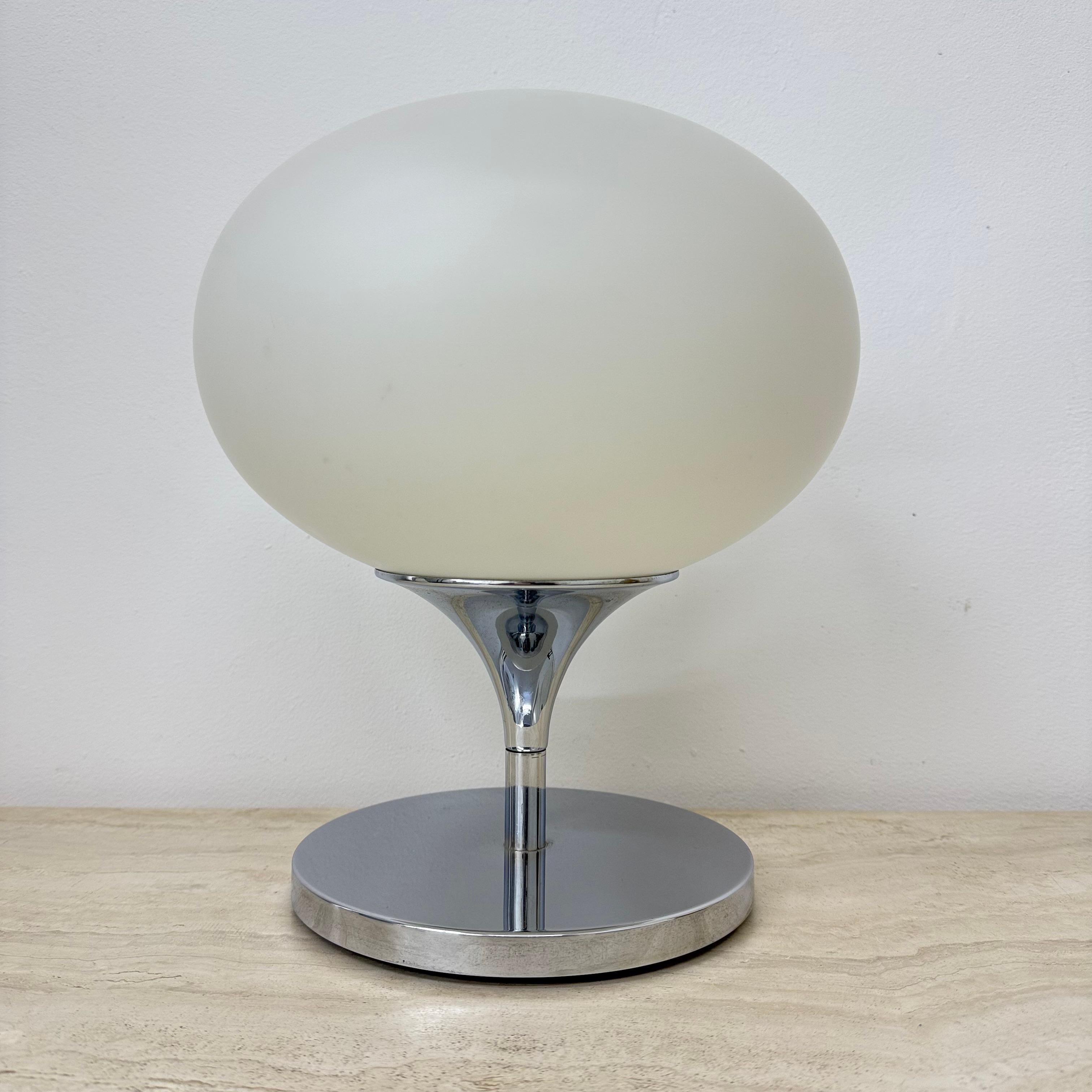 Fin du 20e siècle Lampe Space A Age en verre opalin, acier chromé et fonte par Kaiser Leuchten, 1970' en vente