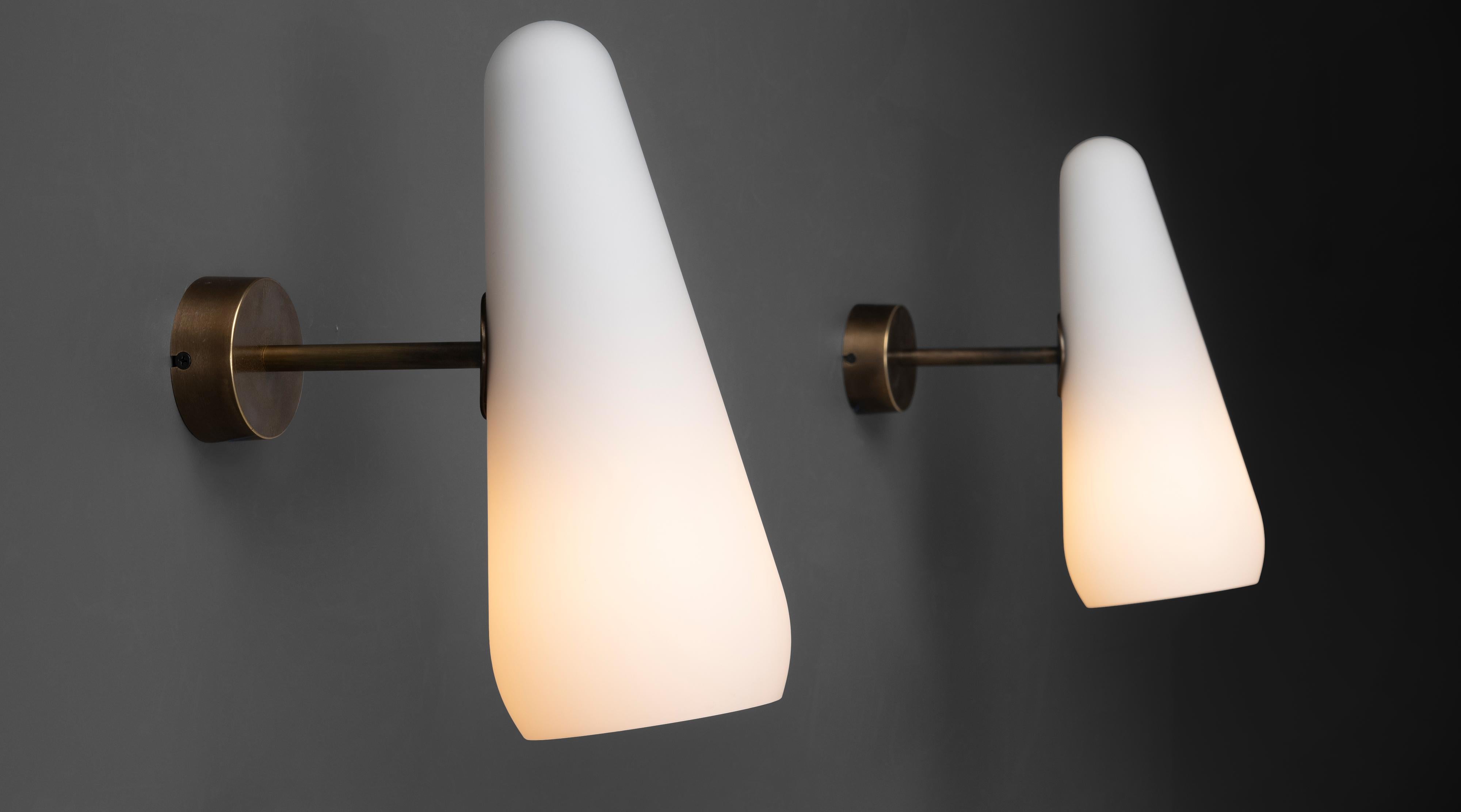 *Veuillez noter que le prix est par unité, et que les lumières sont vendues individuellement*

Applique conique en verre opalin

Fabriqué en Italie

Abat-jour en verre opalin avec bras et plaque arrière fixes en laiton.

Mesures : 5