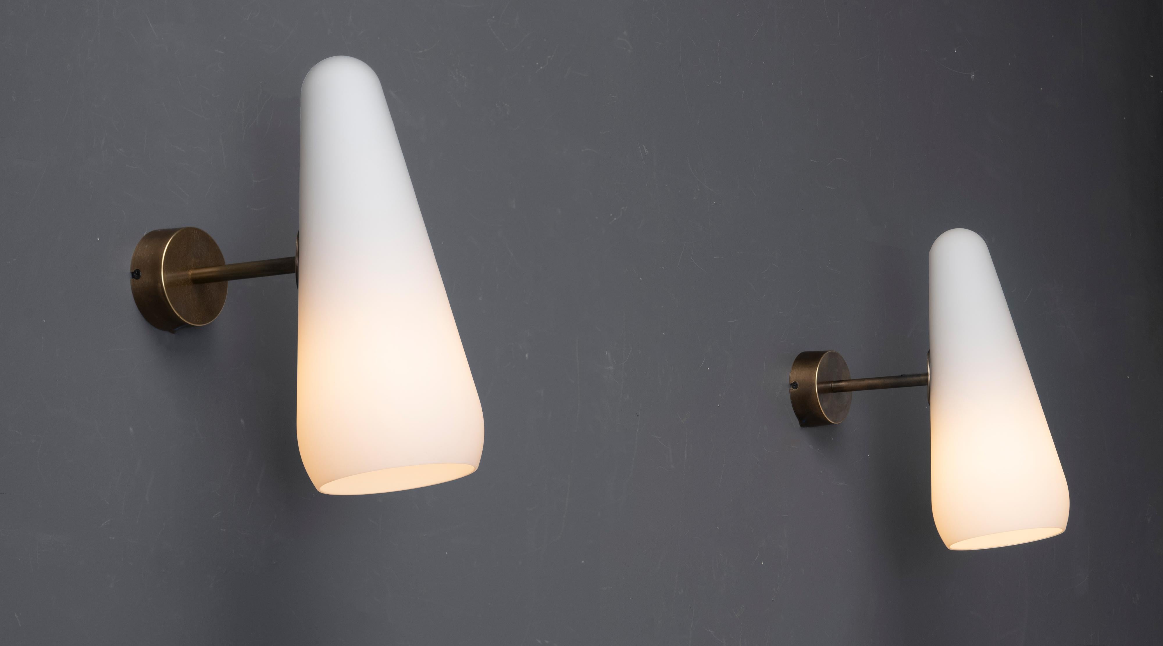 Applique cône en verre opalin, fabriquée en Italie Neuf - En vente à Culver City, CA