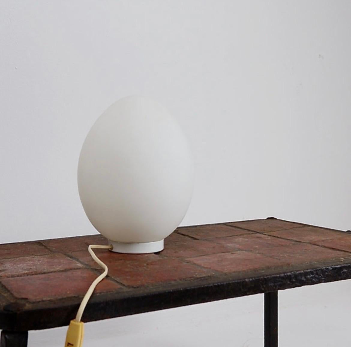 Opalglas-Eierlampe Fontana Arte Stil - 1970er Jahre

Abnutzung entsprechend dem Alter und dem Gebrauch

Siebziger Jahre - Vintage - Italienisch
Maße: Ø 19cm H:58cm
MATERIALIEN : Opalglas - Metall 