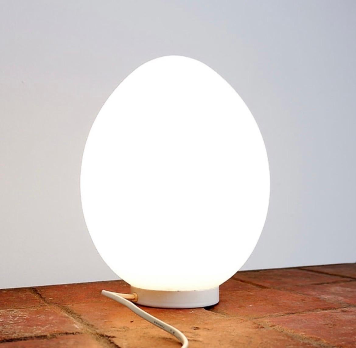Opalglas-Eierlampe Fontana Arte Stil - 1970er Jahre (Moderne der Mitte des Jahrhunderts) im Angebot