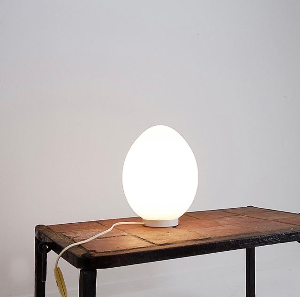 Opalglas-Eierlampe Fontana Arte Stil - 1970er Jahre im Zustand „Gut“ im Angebot in Linkebeek, BE