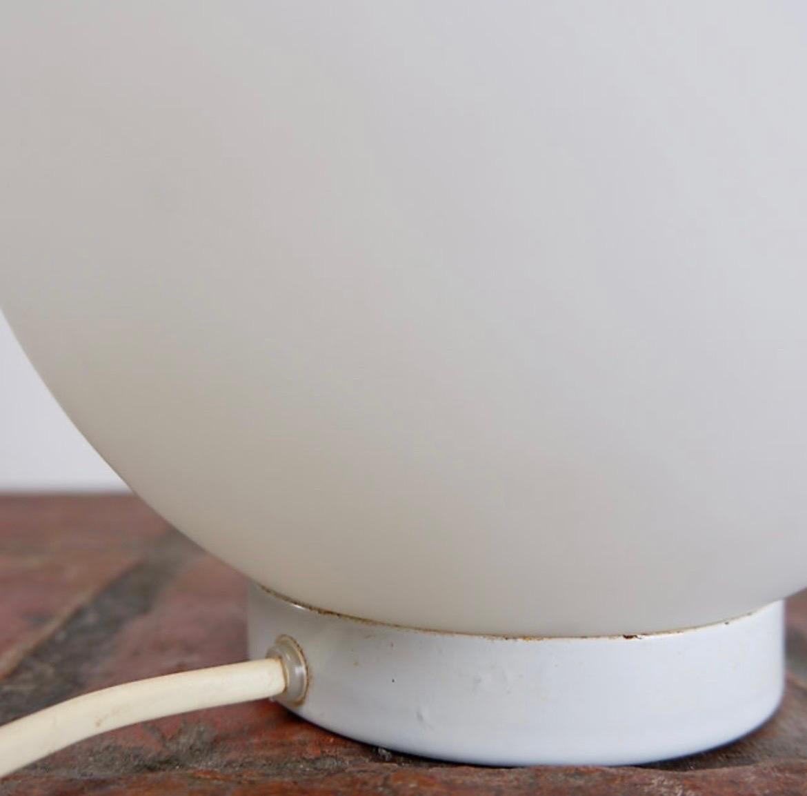 Opalglas-Eierlampe Fontana Arte Stil - 1970er Jahre im Angebot 1