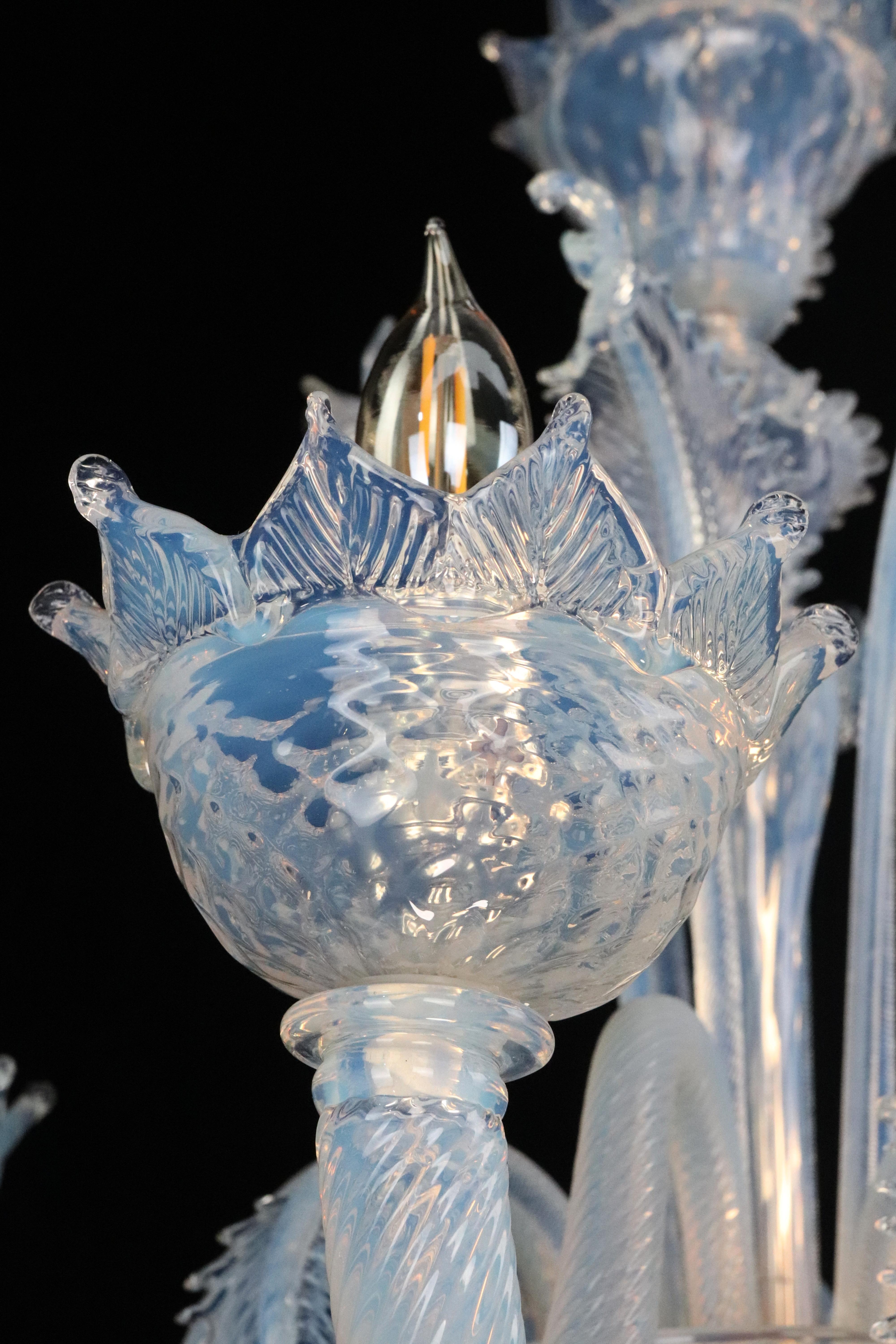 Lámpara de cristal opalino de Murano de cinco brazos en venta 4