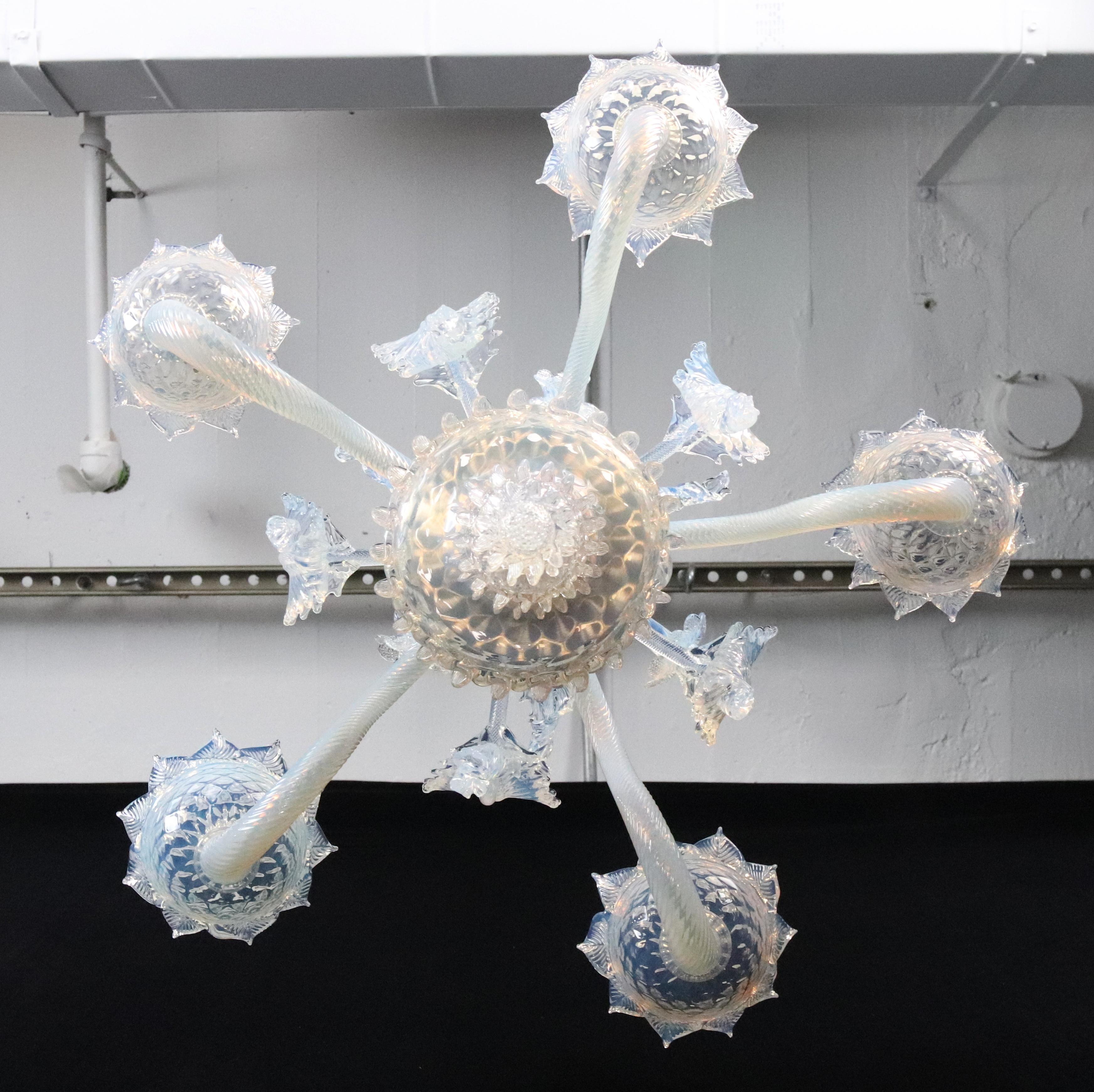 Lámpara de cristal opalino de Murano de cinco brazos en venta 11
