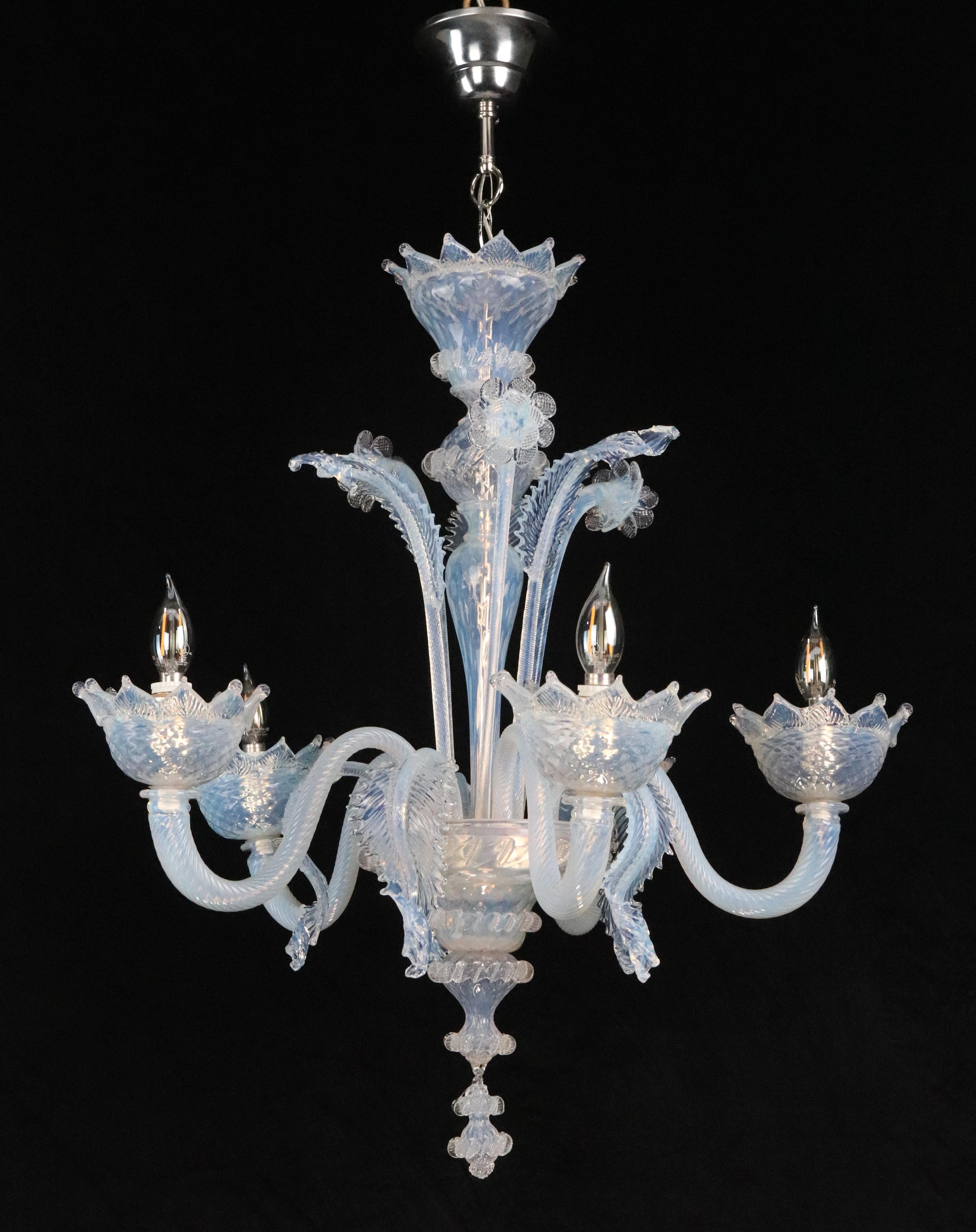 Lámpara de cristal de Murano opalino de cinco brazos con hojas fundidas hacia arriba y hacia abajo. Se necesitan cinco bombillas estándar Edison de casquillo mediano. Se entrega limpio, restaurado y listo para instalar. Se envía desmontado. Uno