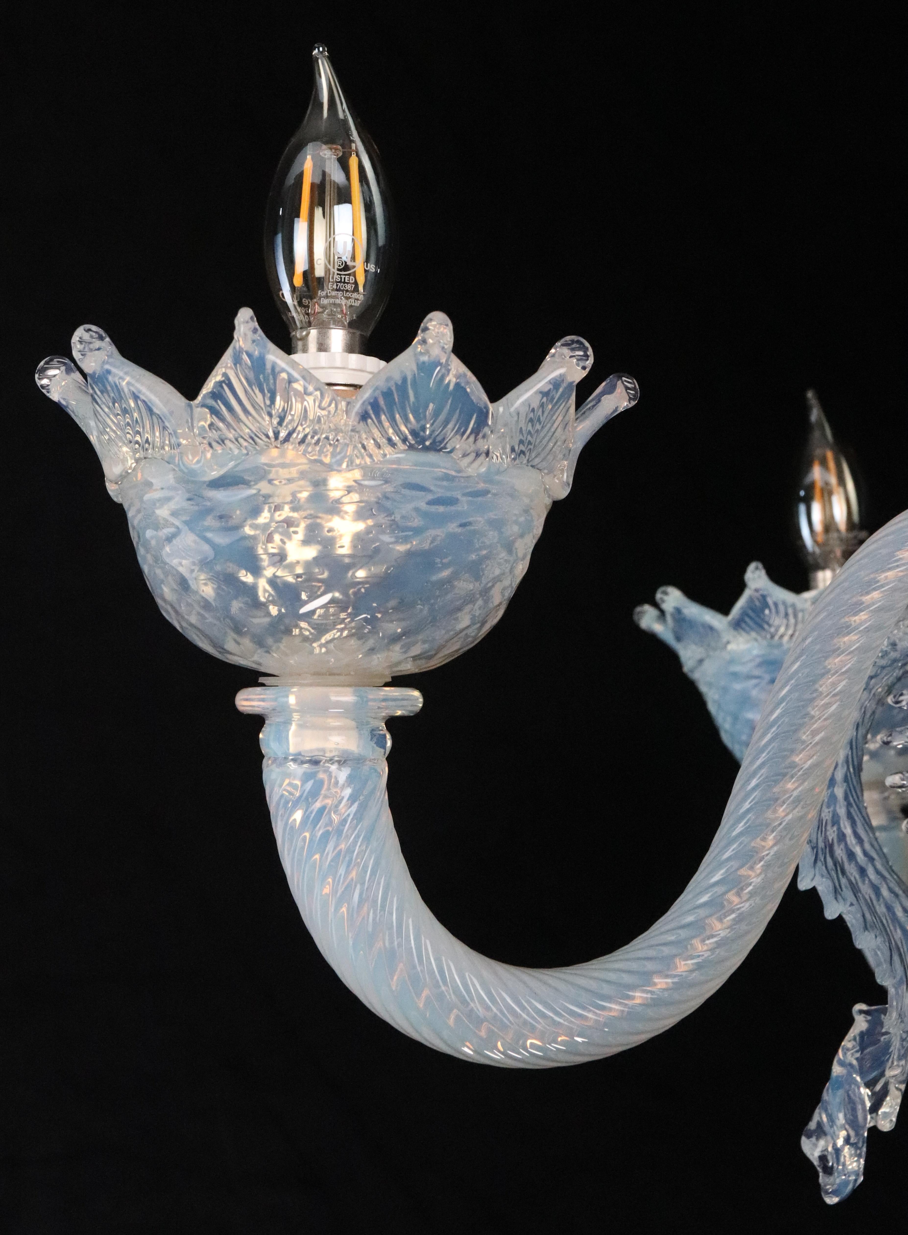 Lámpara de cristal opalino de Murano de cinco brazos en Bueno estado para la venta en New York, NY