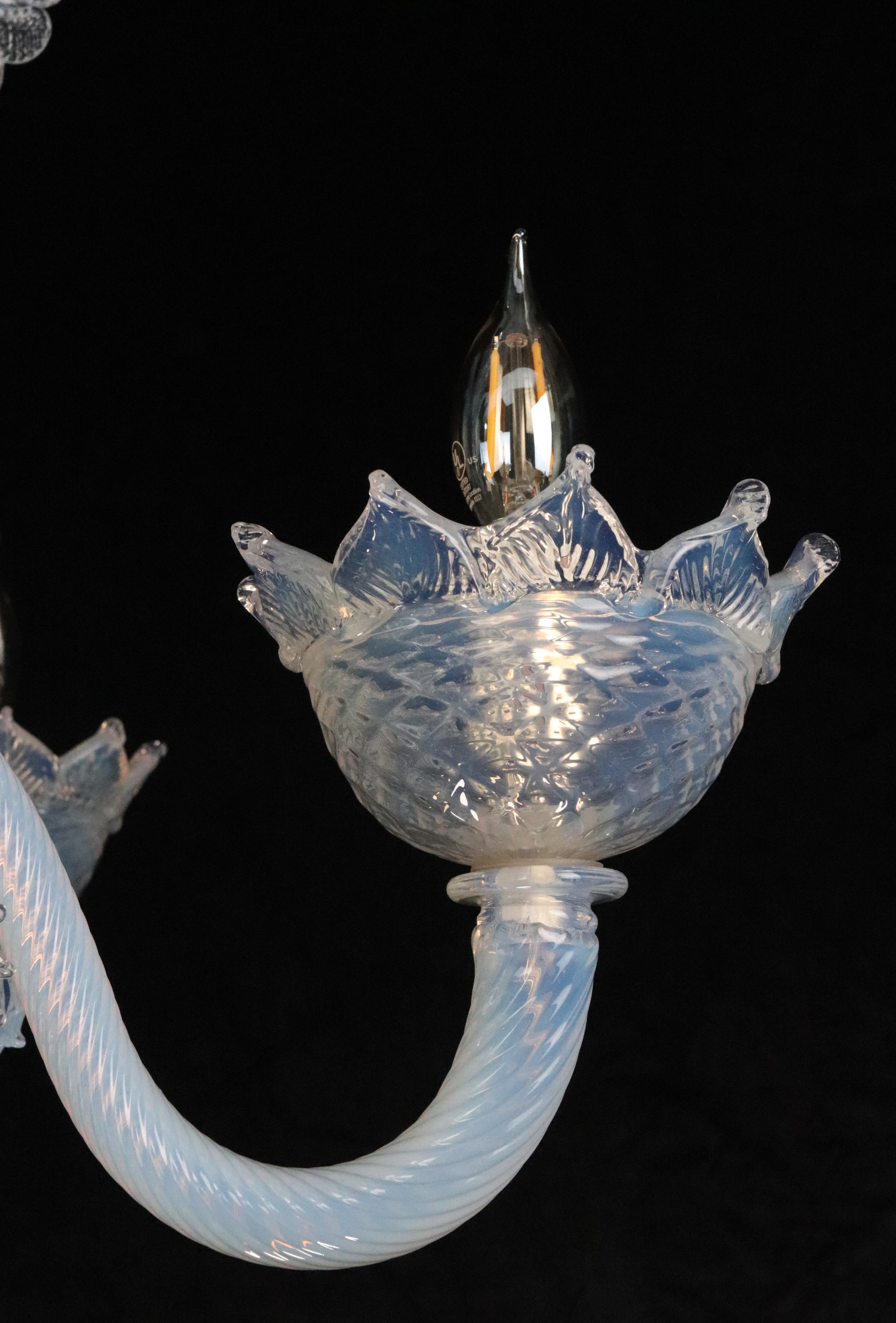 Lámpara de cristal opalino de Murano de cinco brazos siglo XX en venta