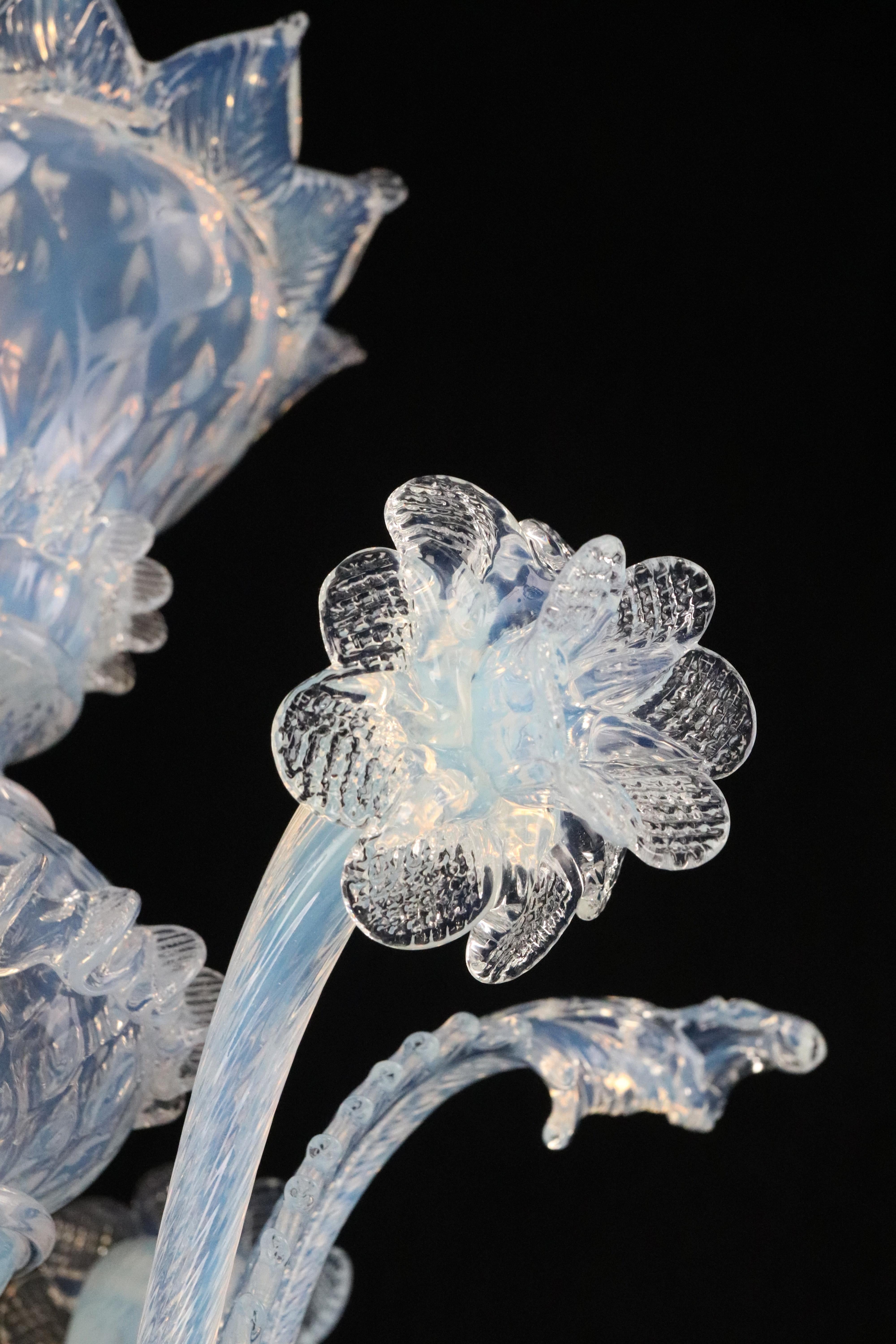 Lámpara de cristal opalino de Murano de cinco brazos en venta 3