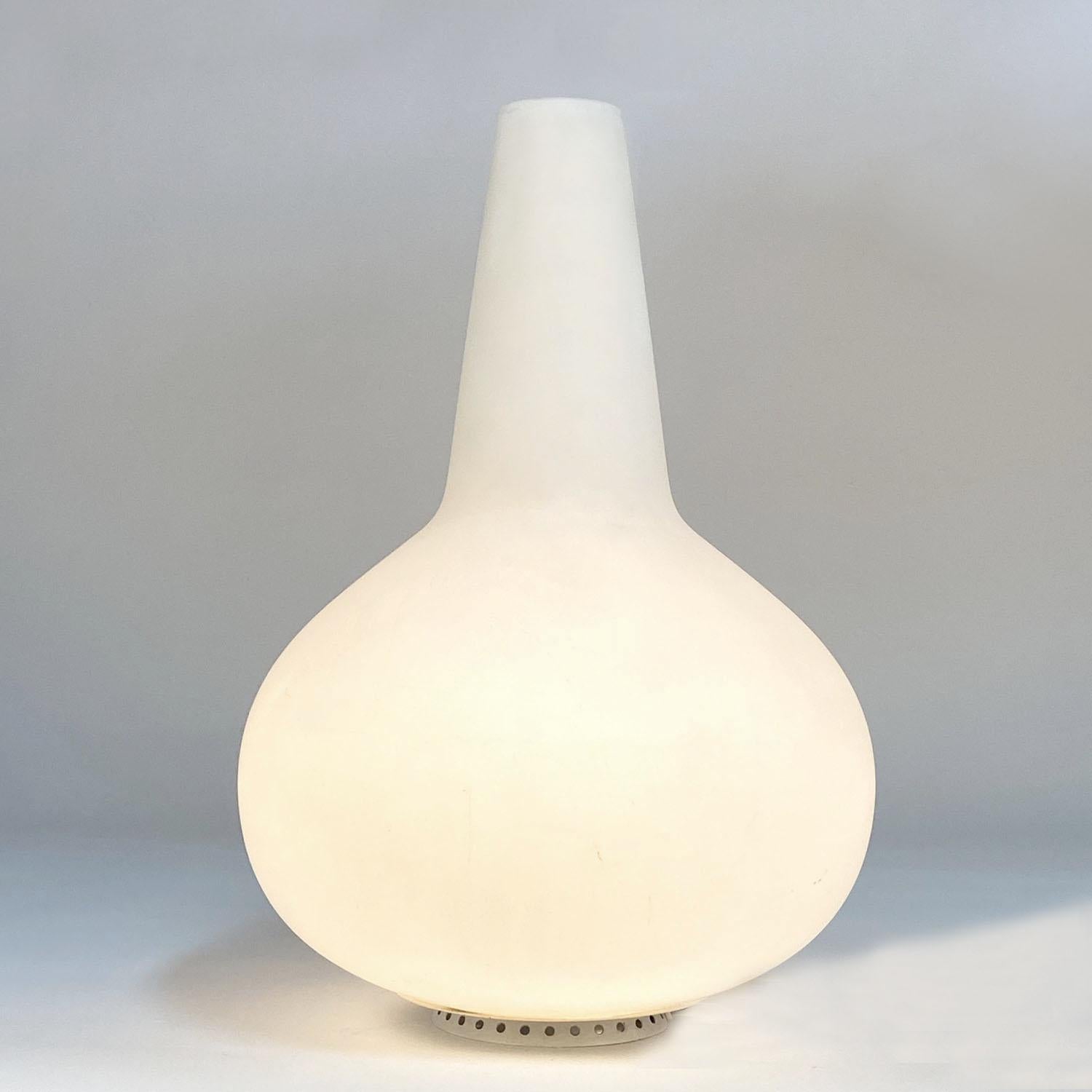 Jarrón y lámpara de vidrio soplado satinado iluminado OMAI, modelo grande, diseñado por Max Ingrand para Fontana Arte, Italia, hacia la década de 1950. Esta extraordinaria lámpara de mesa no sólo funciona como luz, sino también como jarrón para