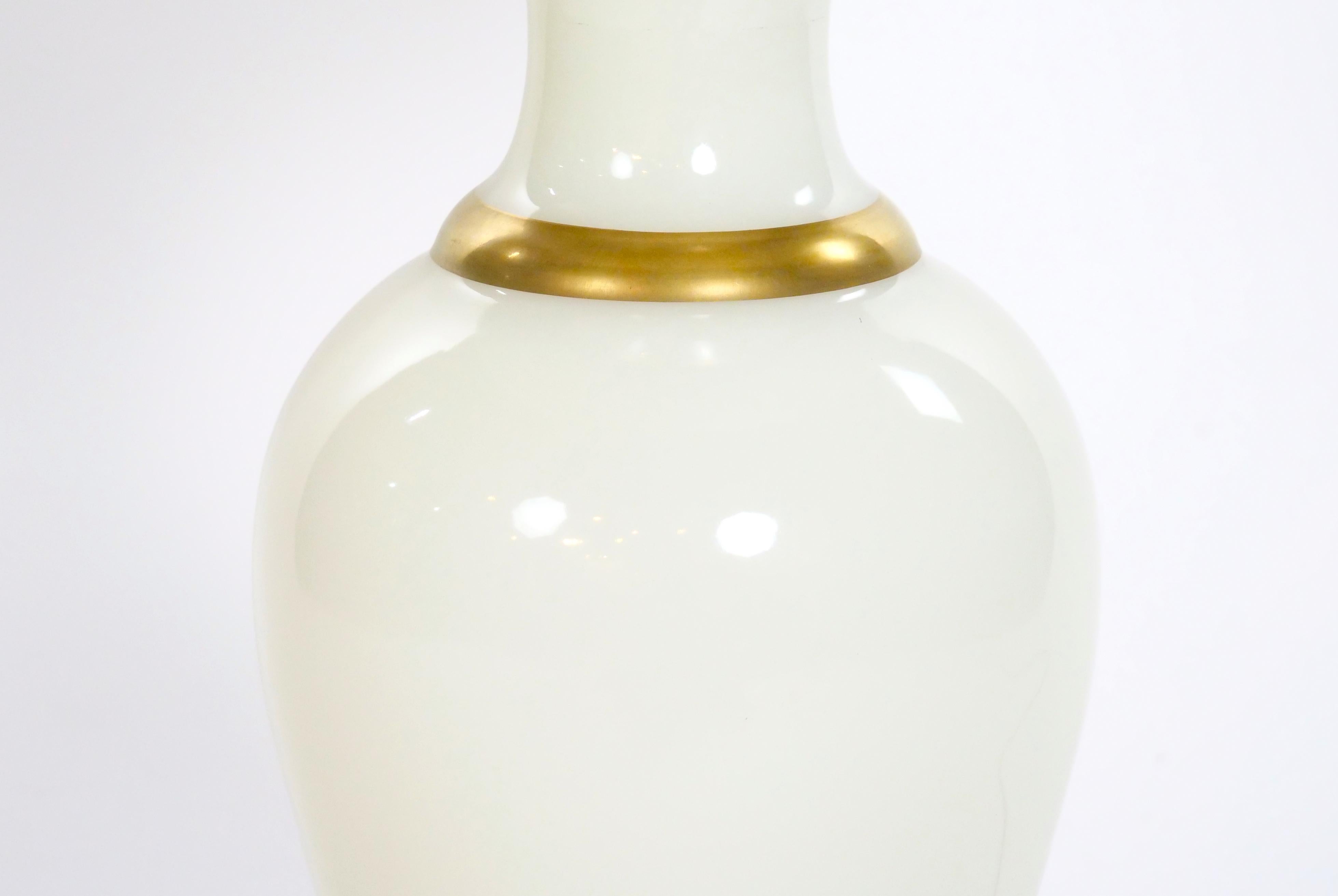 Opalglas / Gold vergoldetes Paar Tischlampe im Angebot 4