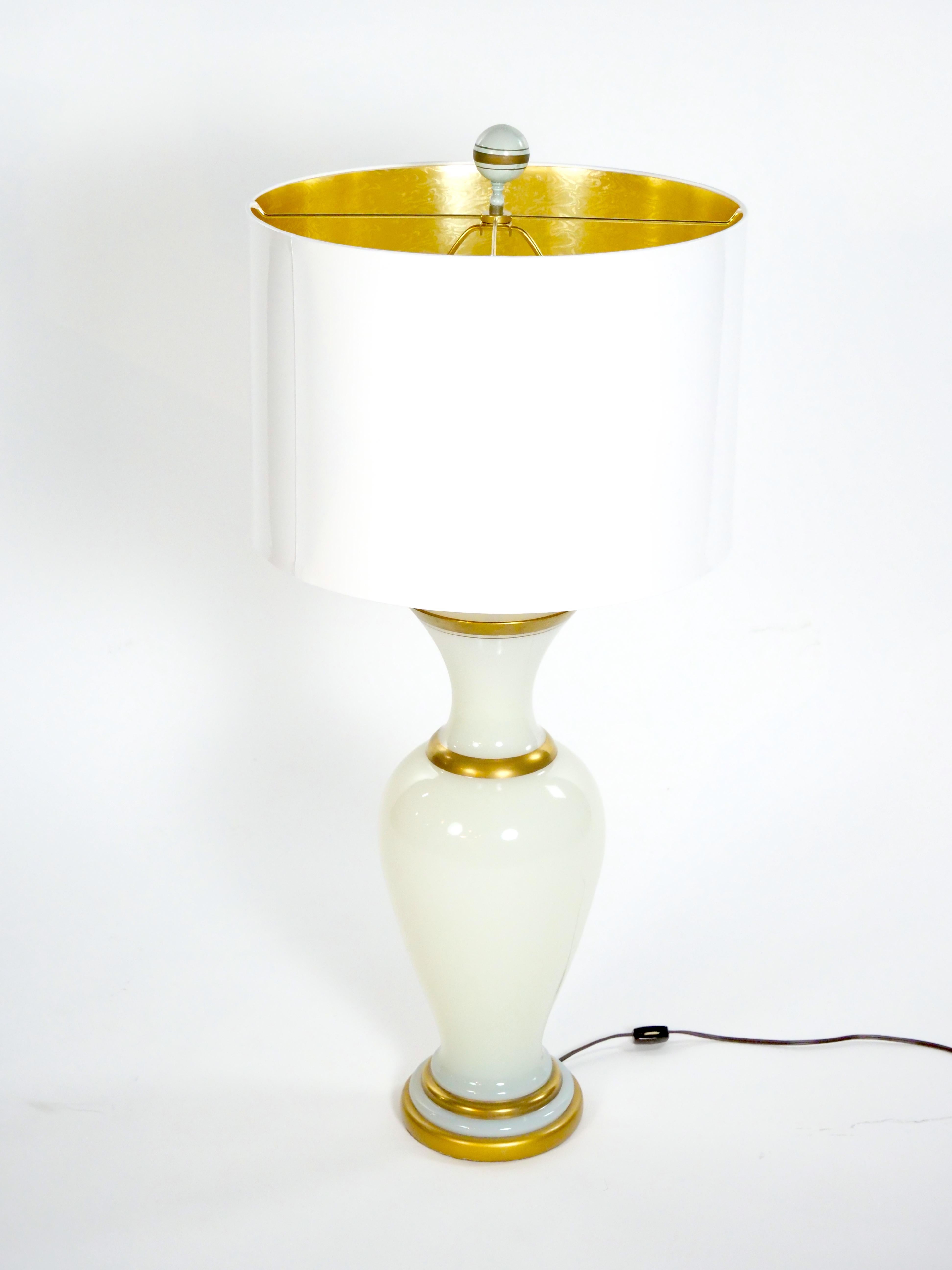 Opalglas / Gold vergoldetes Paar Tischlampe im Angebot 6