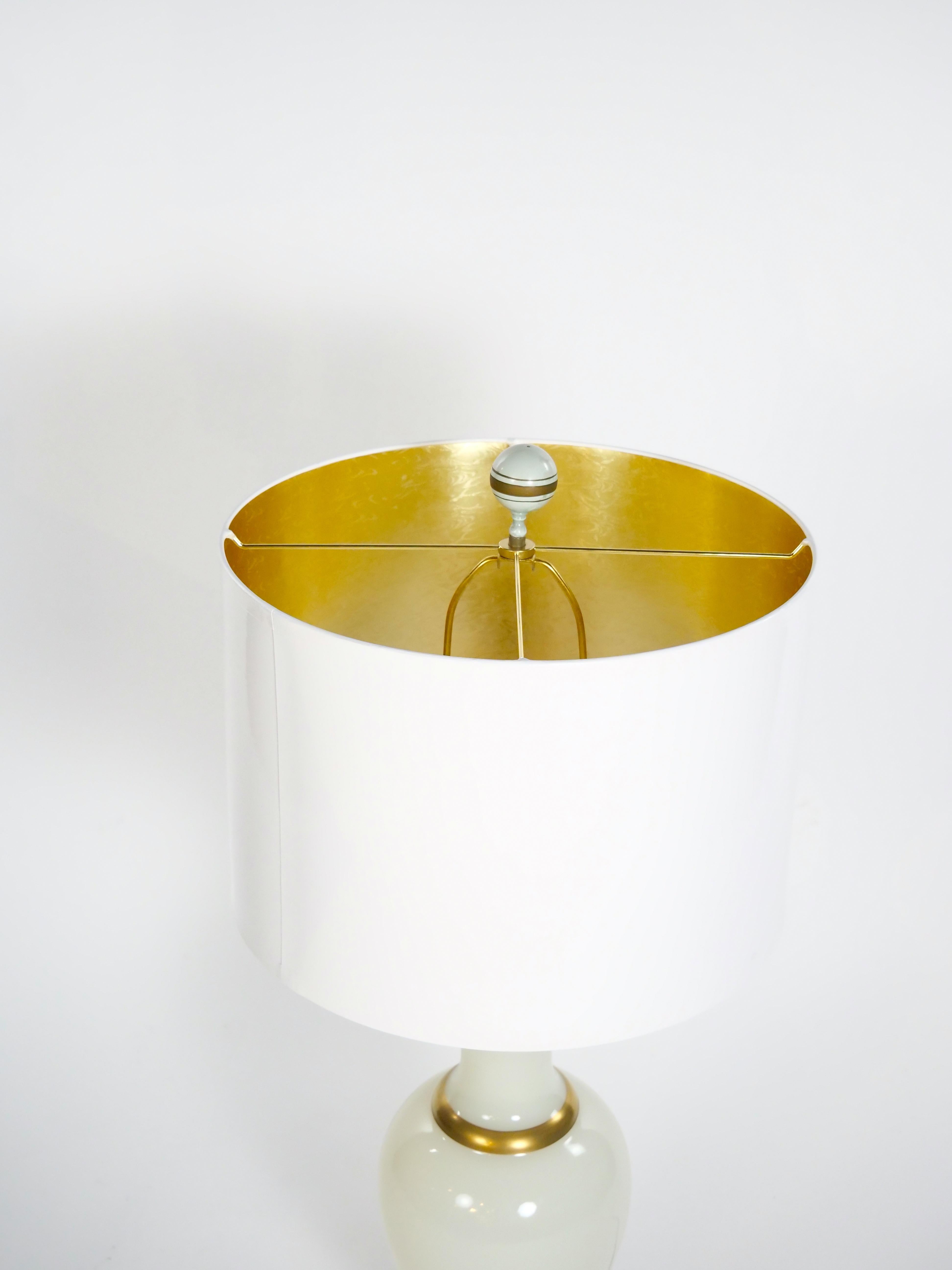 Opalglas / Gold vergoldetes Paar Tischlampe im Angebot 7