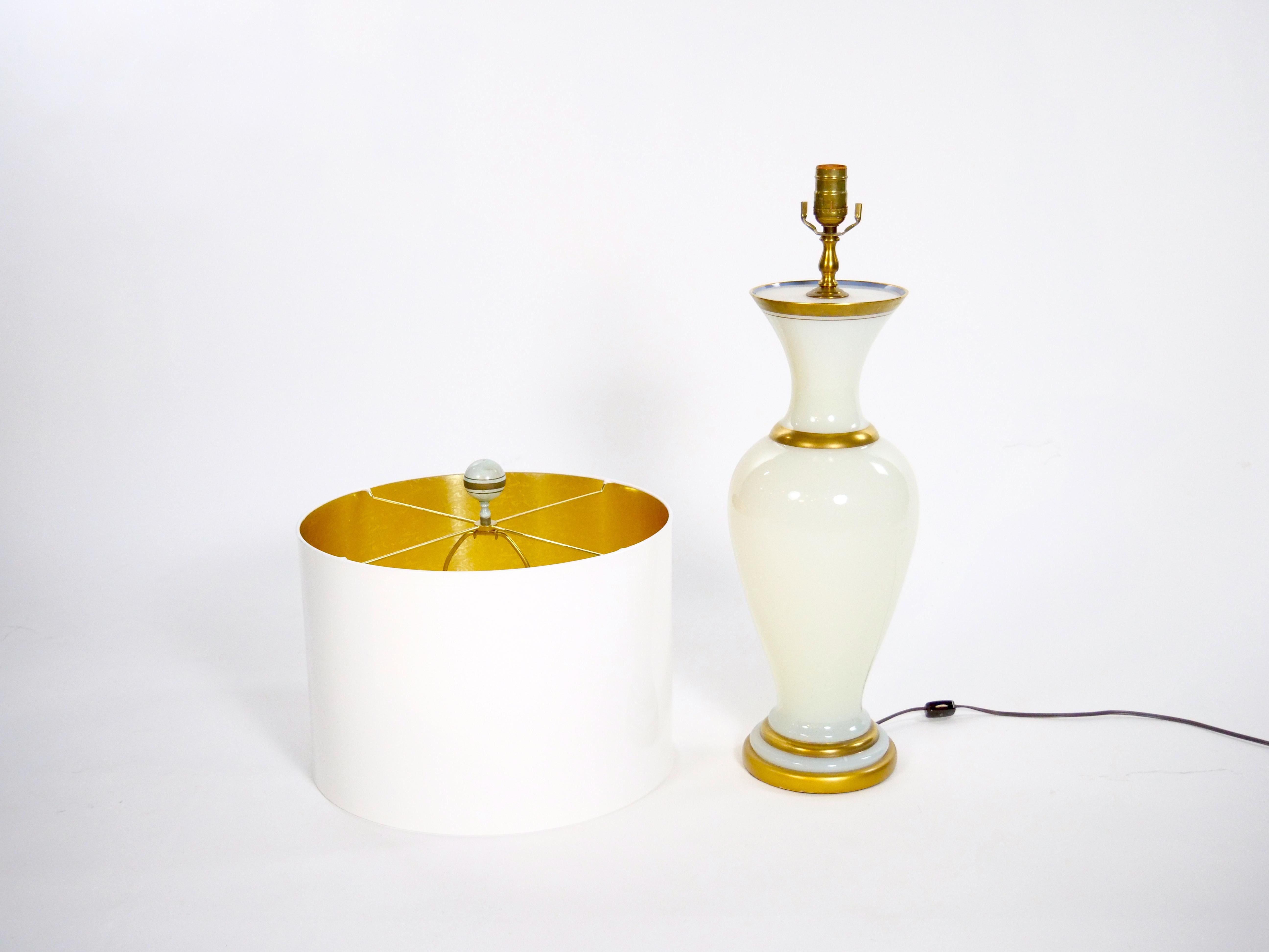 Opalglas / Gold vergoldetes Paar Tischlampe im Angebot 9