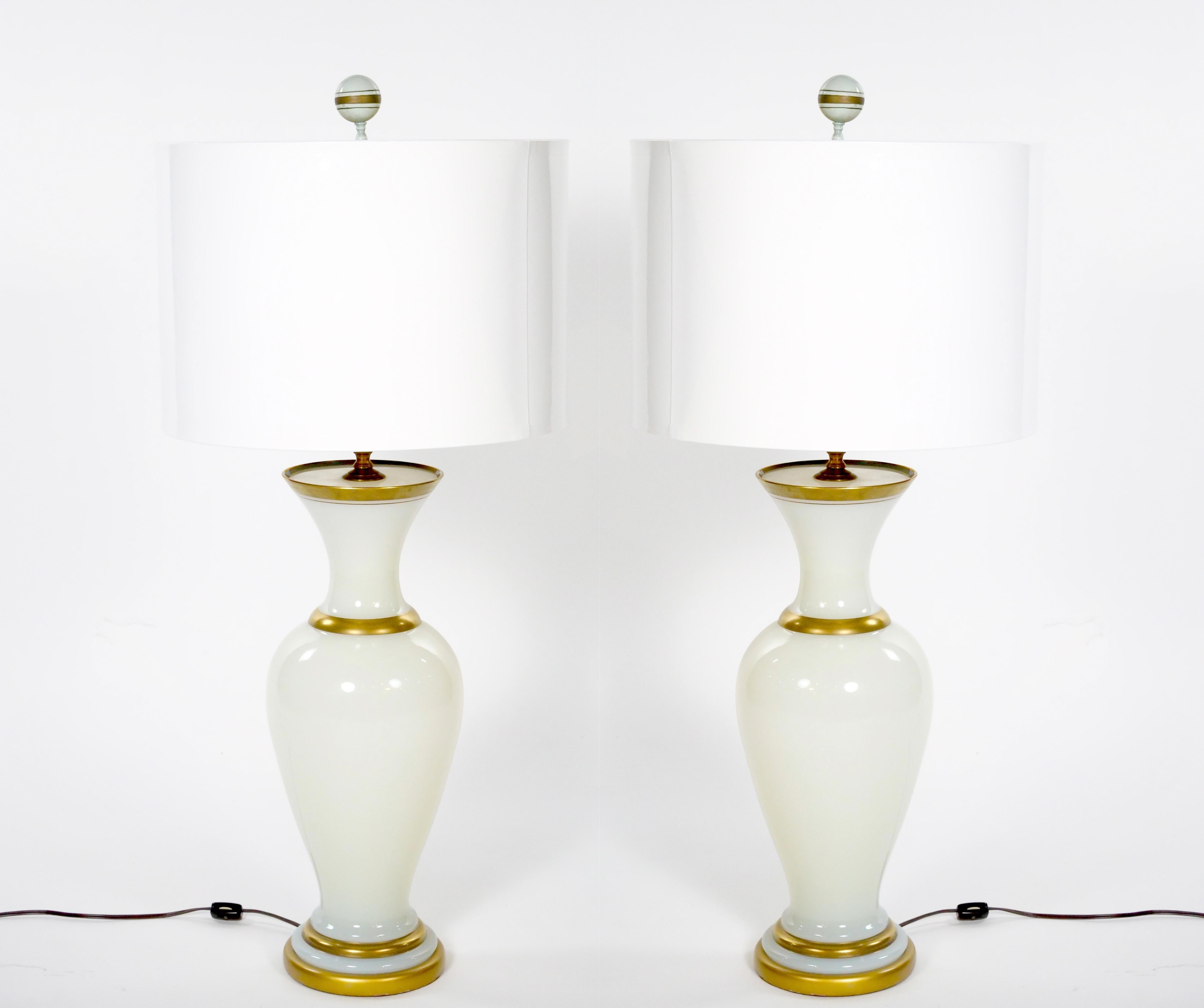 Opalglas / Gold vergoldetes Paar Tischlampe im Angebot 10