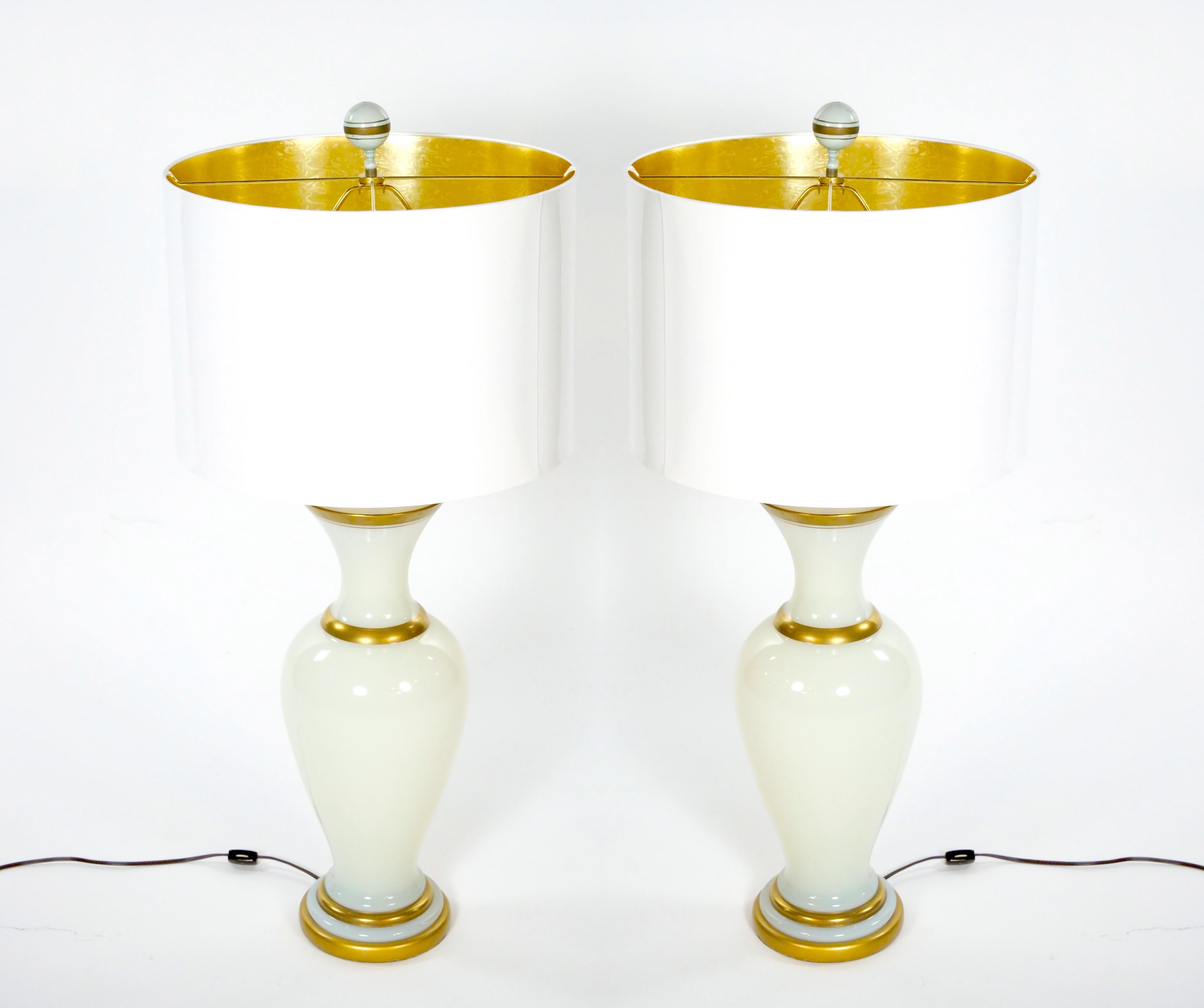 Beleuchten Sie Ihr Zuhause mit diesen opulenten Tischlampen aus Opalglas und Goldbändern im Hollywood-Regency-Stil. Diese exquisiten Lampen sind nicht nur eine Lichtquelle, sondern auch ein Ausdruck von Luxus und Raffinesse. Für den Sockel dieser