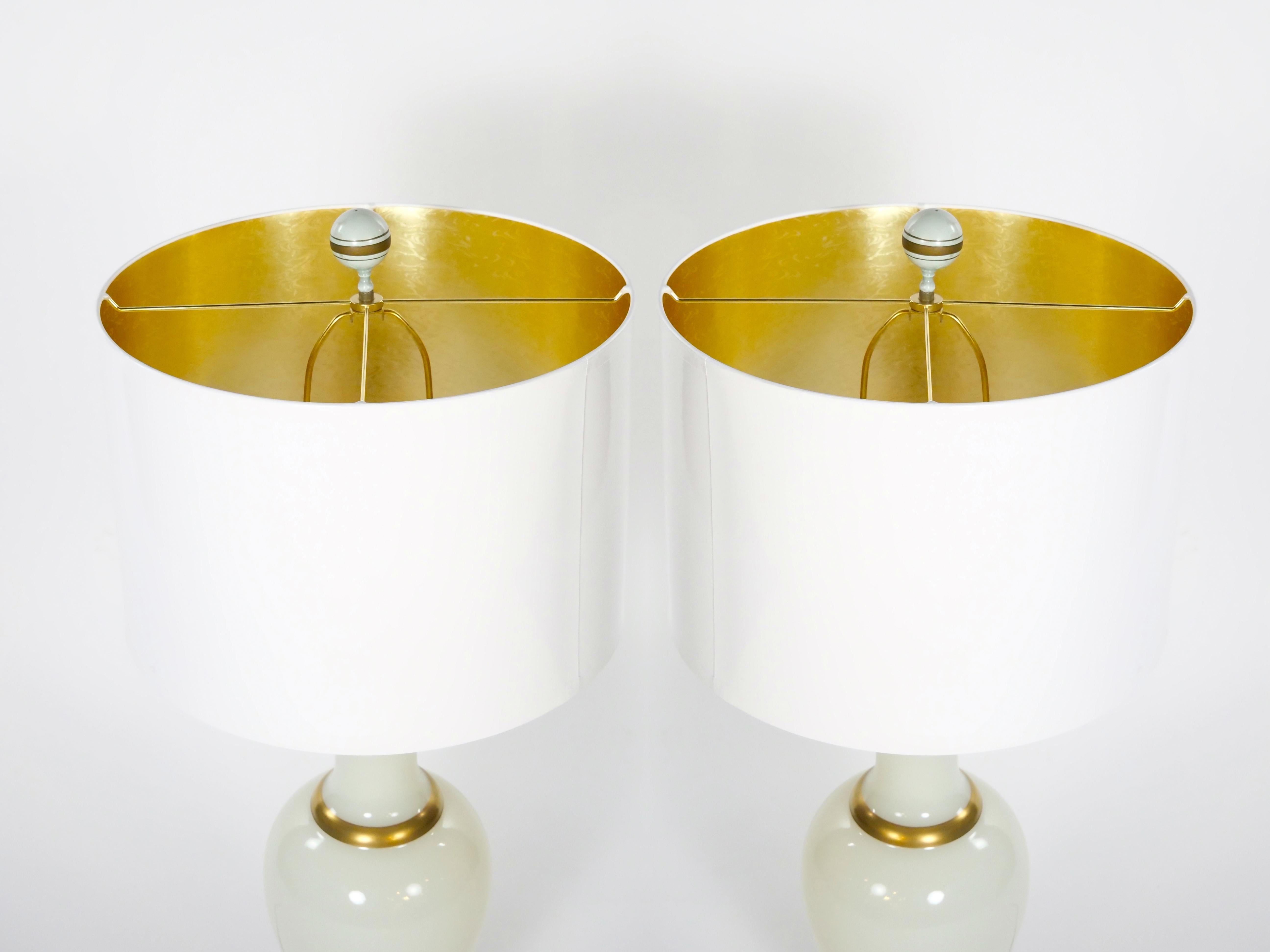 Opalglas / Gold vergoldetes Paar Tischlampe (Handbemalt) im Angebot