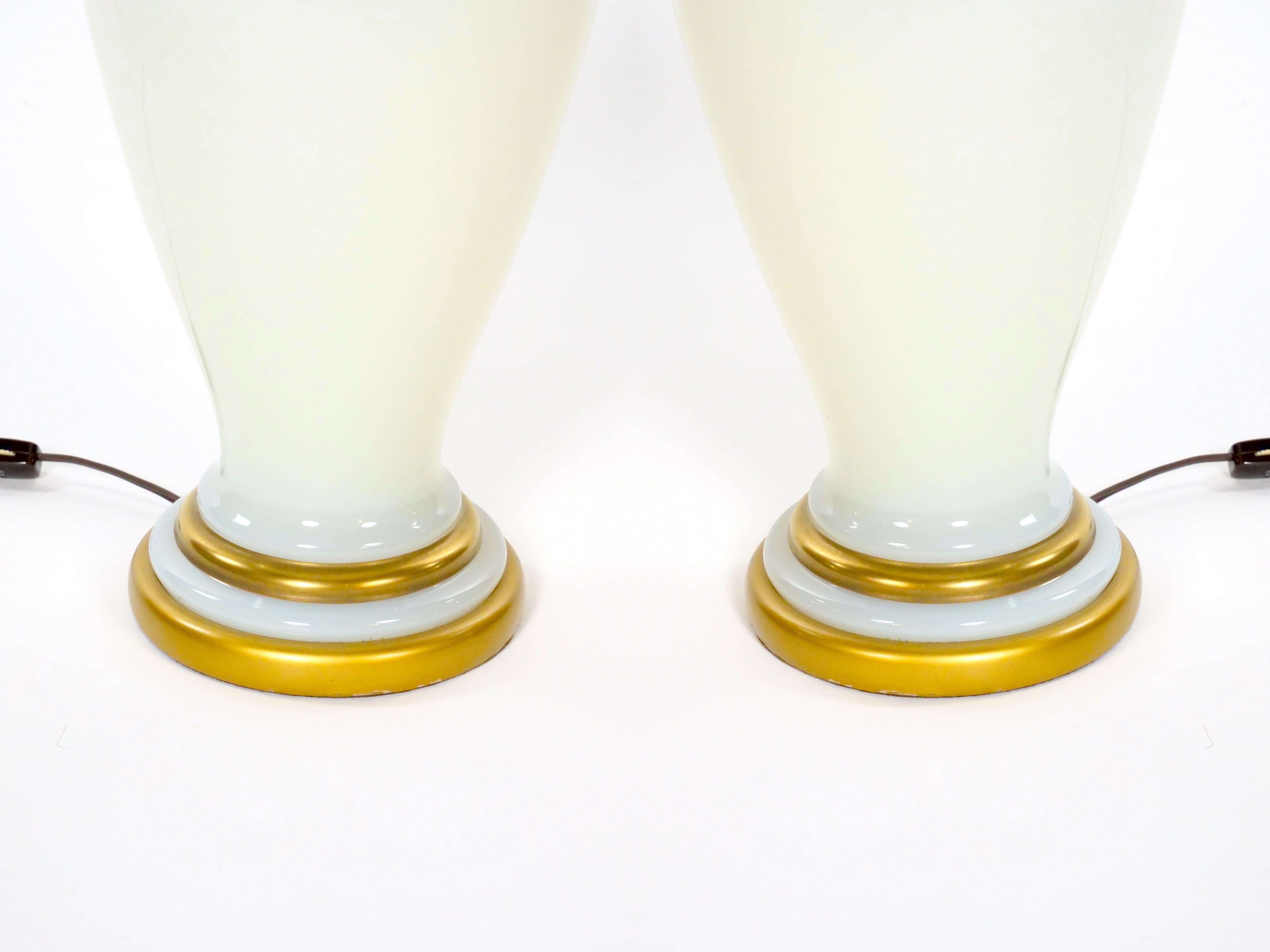 Opalglas / Gold vergoldetes Paar Tischlampe im Zustand „Gut“ im Angebot in Tarry Town, NY