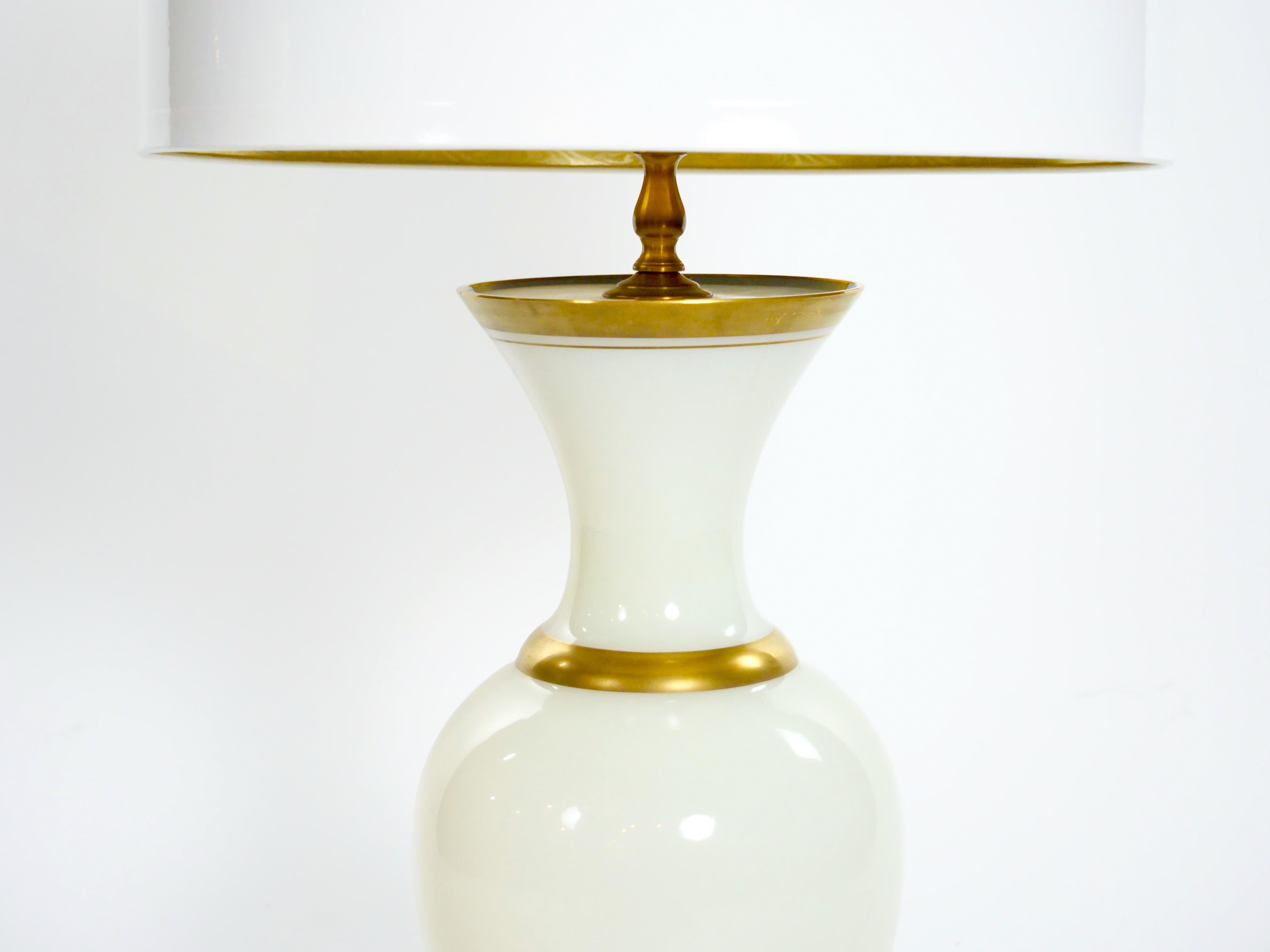 Opalglas / Gold vergoldetes Paar Tischlampe im Angebot 1