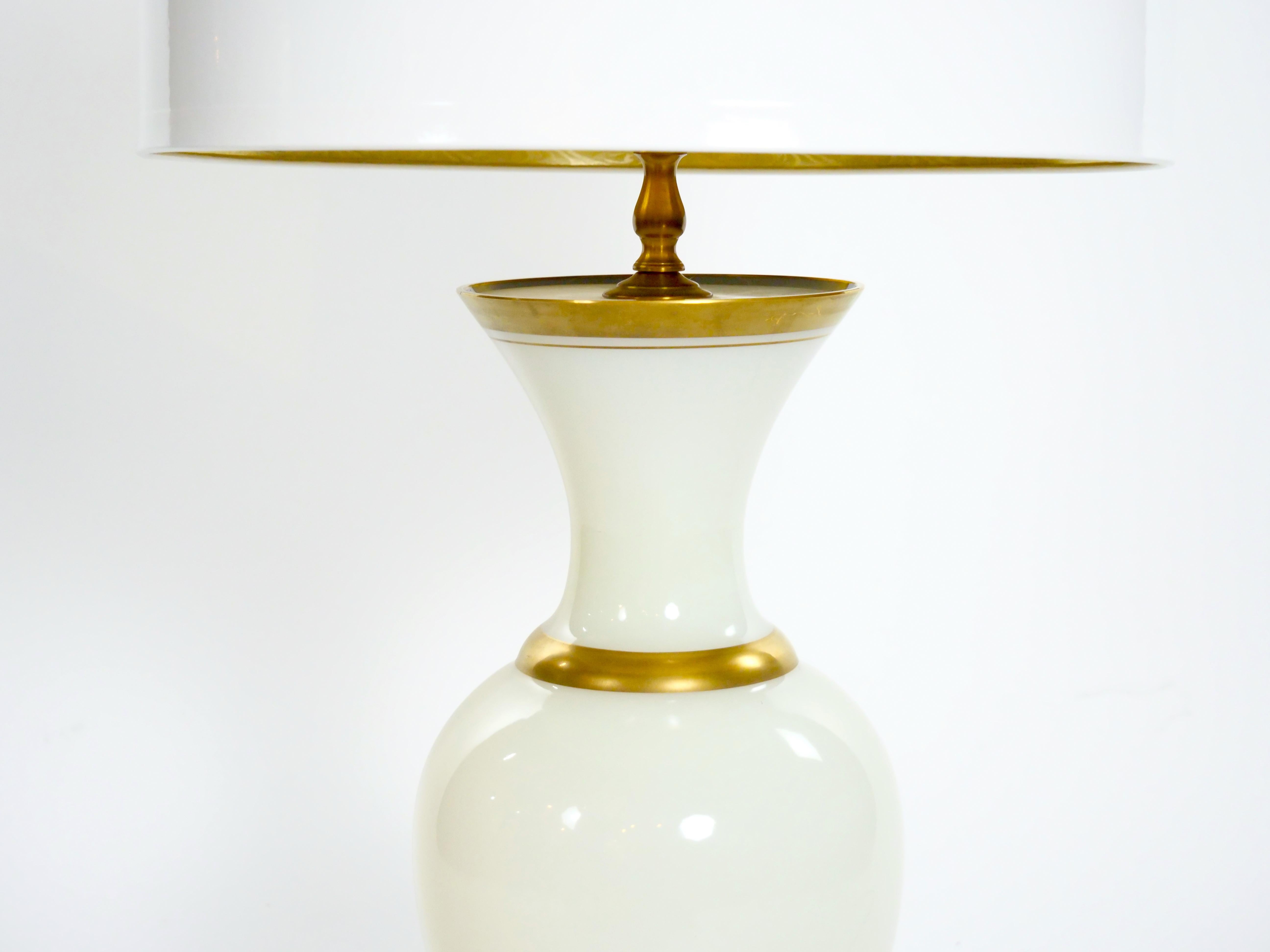Or Paire de lampes de table en verre opalin / or doré en vente