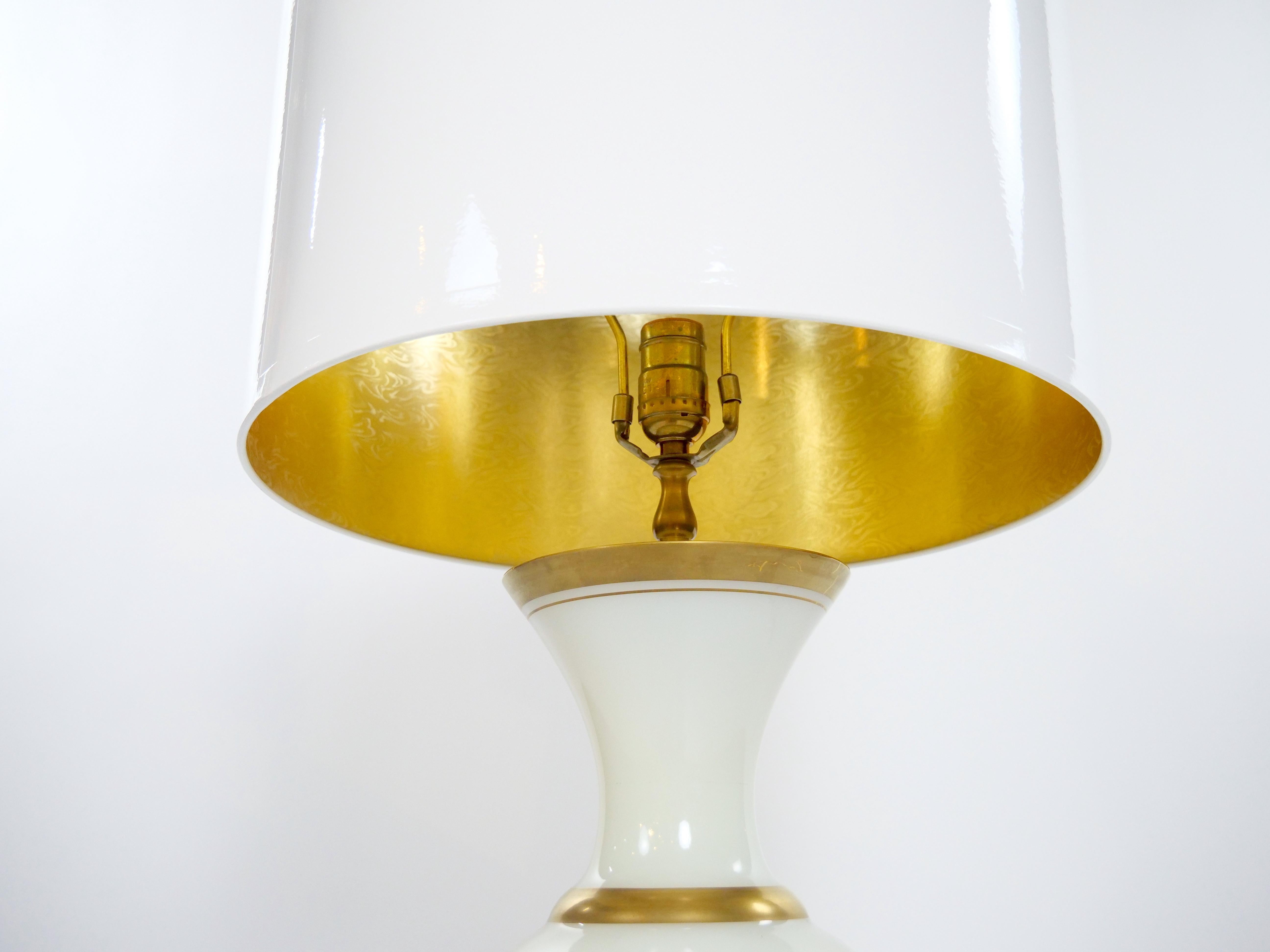Opalglas / Gold vergoldetes Paar Tischlampe im Angebot 3