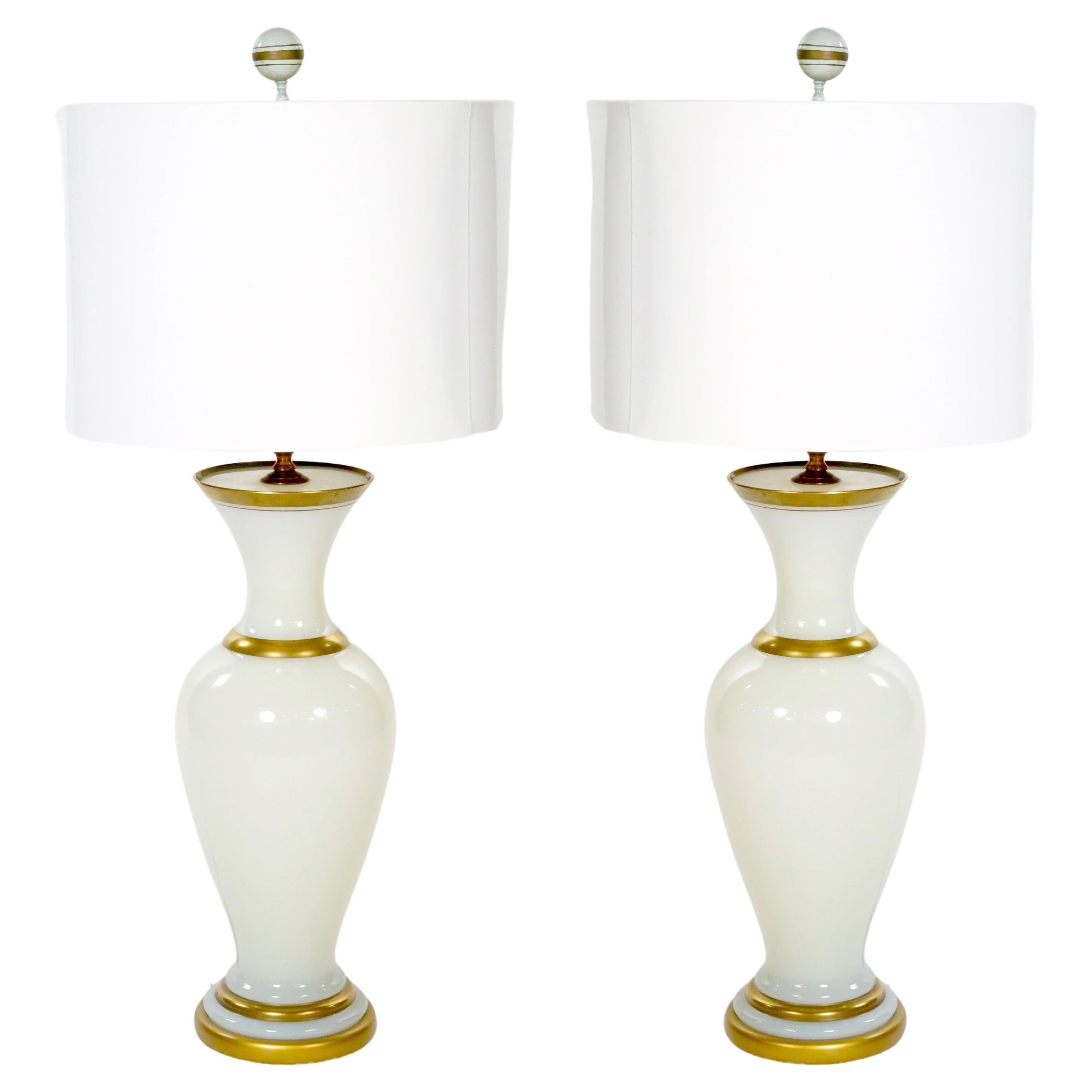 Opalglas / Gold vergoldetes Paar Tischlampe im Angebot