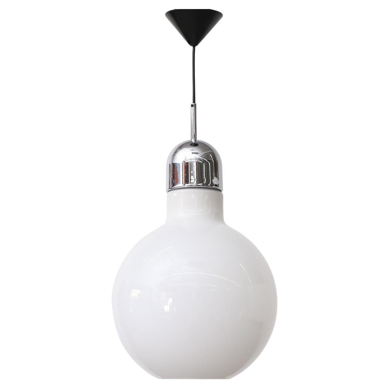 Lampe suspendue globe en verre opalin avec fond ouvert, capuchon chromé et verrière noire