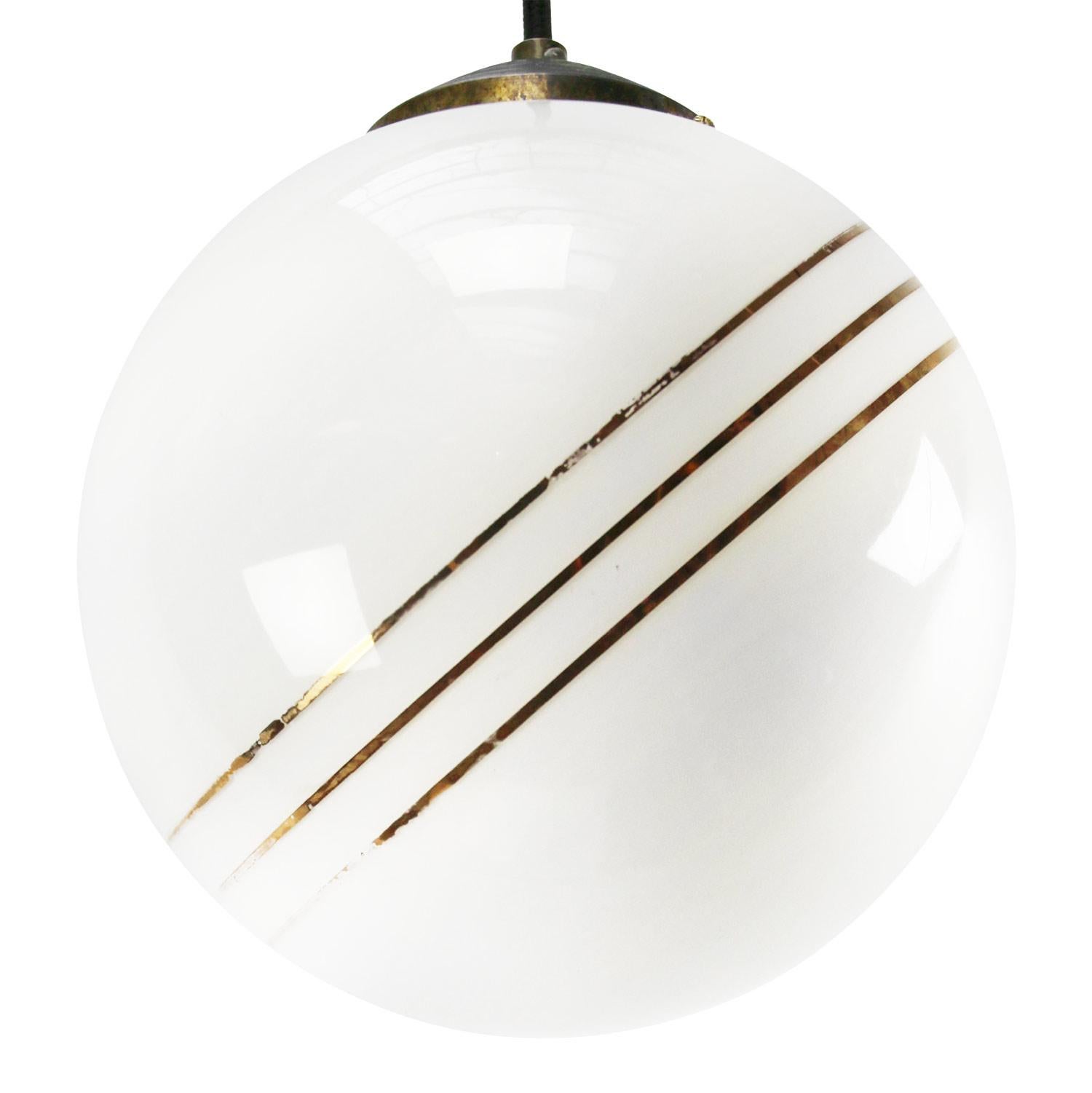 Mid-Century Modern Lampes à suspension vintage européennes en verre opalin et laiton avec bandes dorées et globe en forme de globe en vente