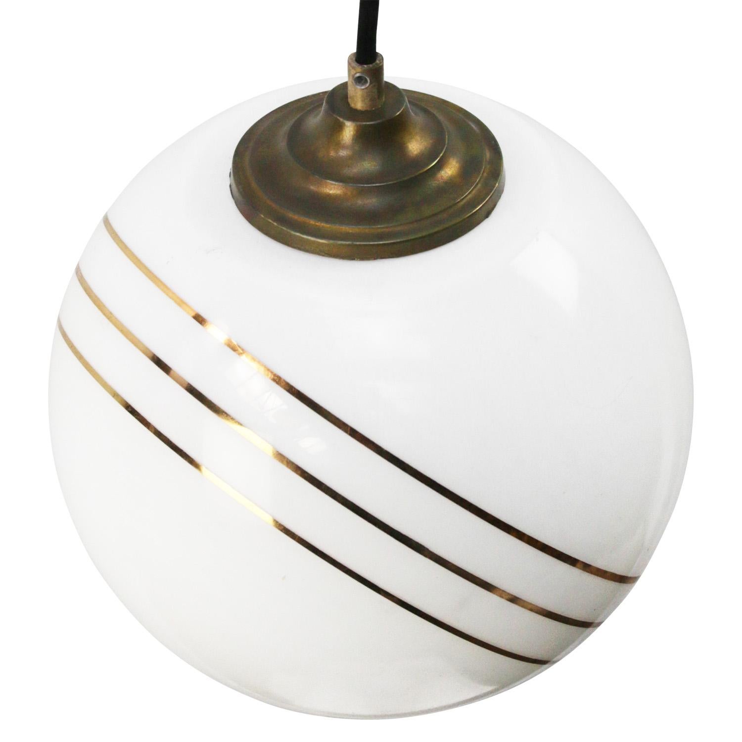 Opalglas Gold gestreift Vintage European Globe Brass Top Pendelleuchten (Moderne der Mitte des Jahrhunderts) im Angebot