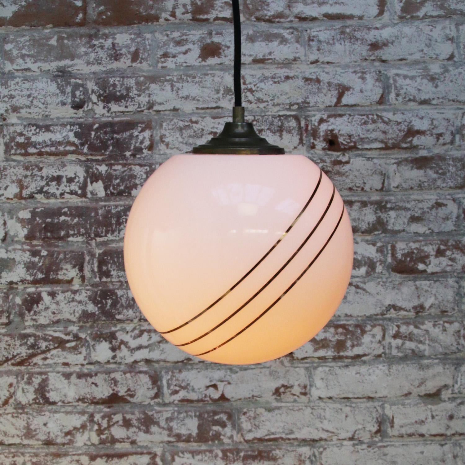 Ottone Lampade a sospensione in vetro opalino con strisce d'oro e globo europeo d'ottone vintage in vendita