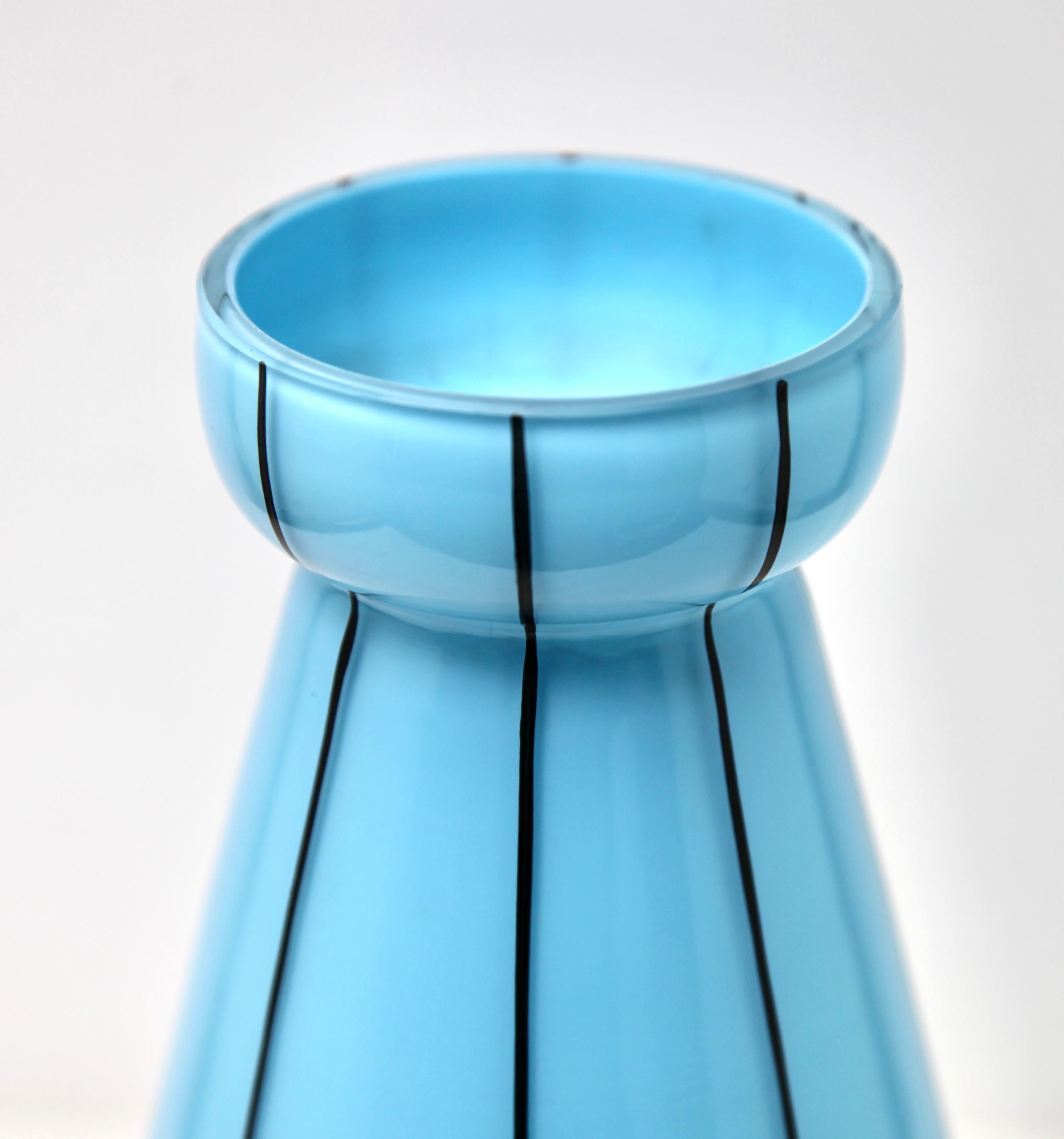 Vasen aus Opalglas, handbemalt und dekoriert in Babyblau, Frankreich (Französisch) im Angebot