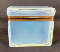 Boîte à charnière en verre opalin avec une finition opalescente et un cadre doré