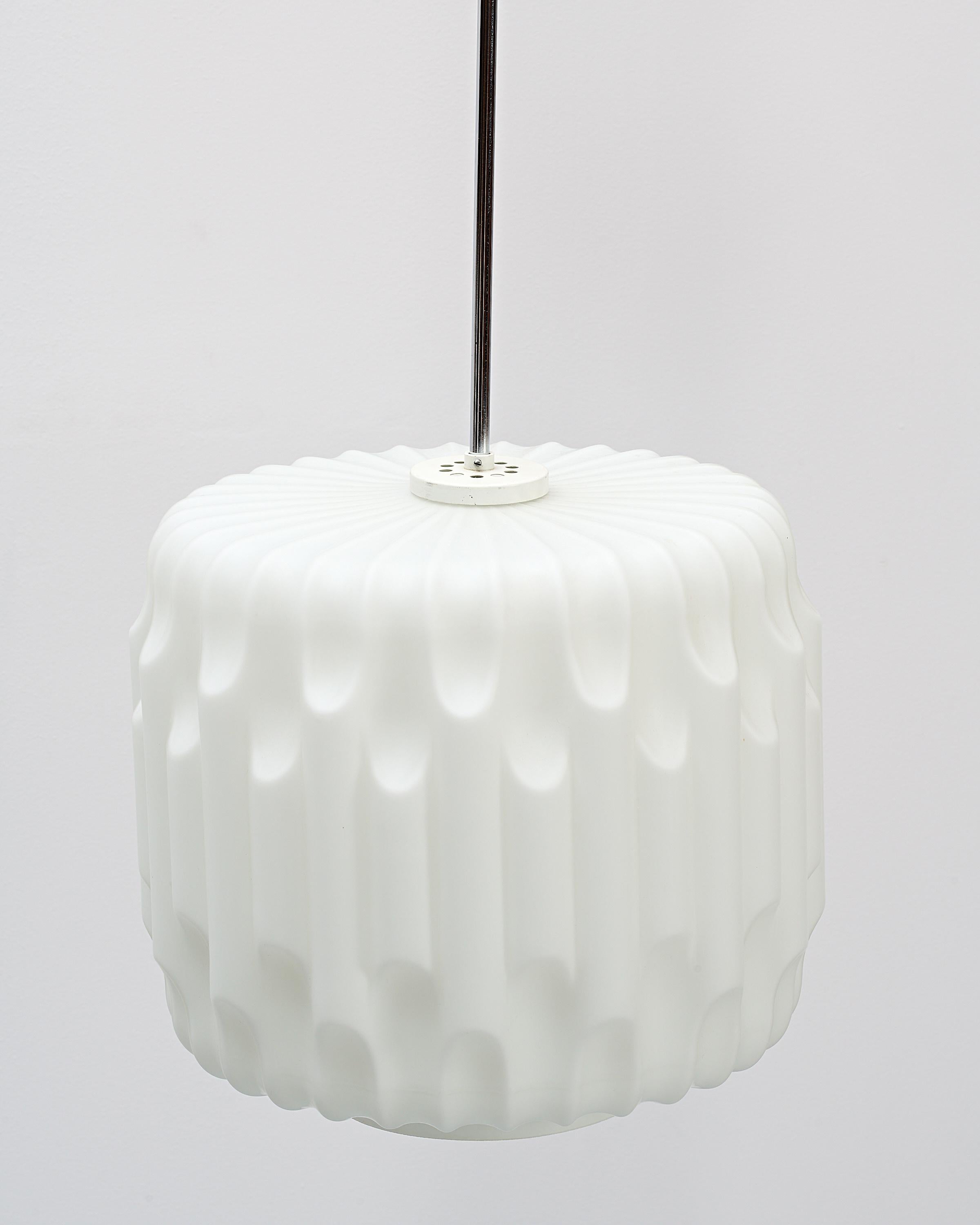 Ein beeindruckender Anhänger aus dickem weißen Opalglas in ausgezeichnetem Zustand. Die einzigartige Struktur des Lampenschirms aus Glas sorgt für einen diffusen Lichteffekt. Die Leuchte hängt an einem sehr langen verchromten Rohr.