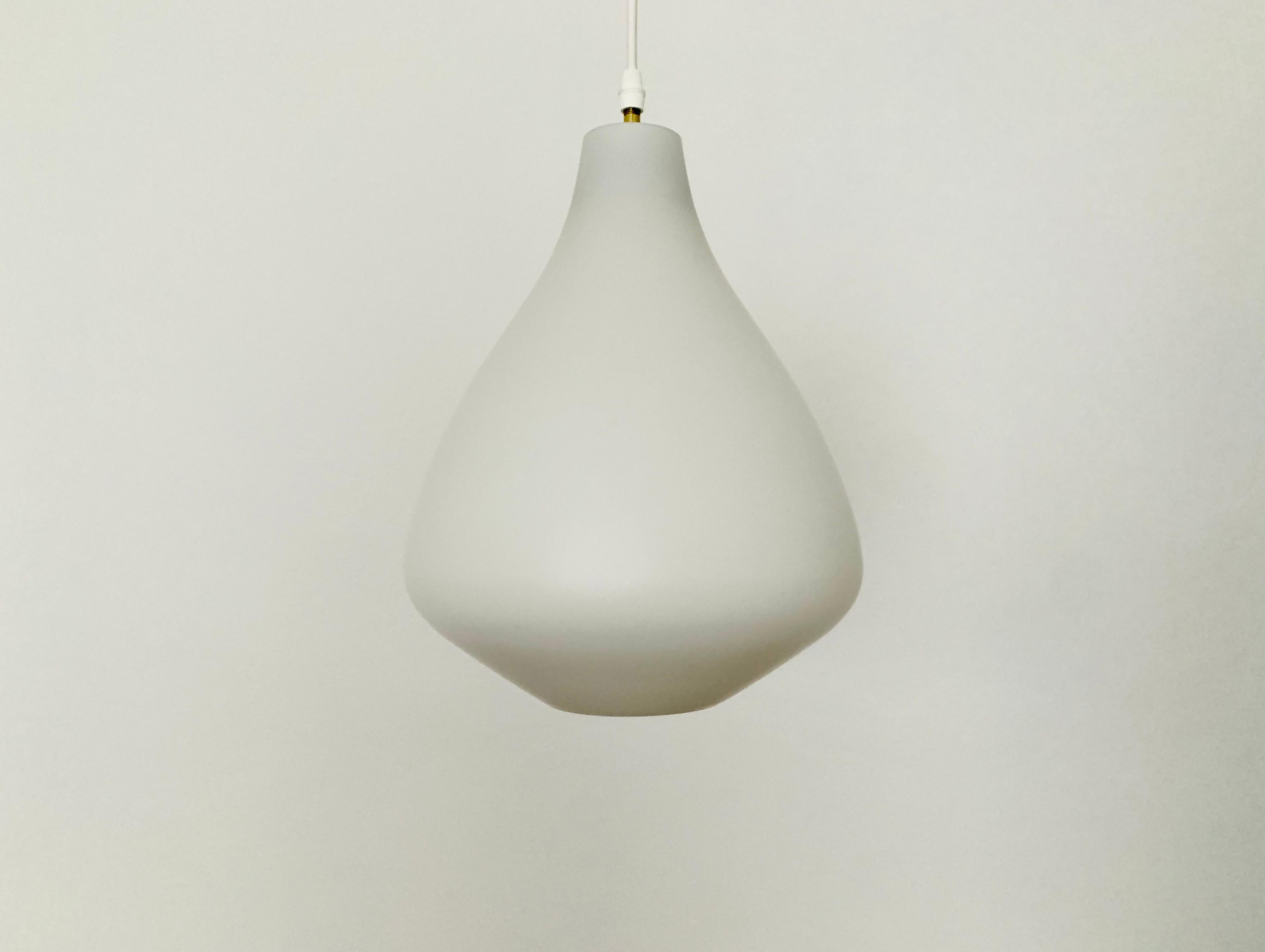 Splendida lampada a sospensione in vetro opalino degli anni '1950.
Un design estremamente bello che attira l'attenzione in ogni casa.
Atmosfera luminosa estremamente bella con luce diretta e indiretta.

Produttore: Peill & Putzler
Design: Aloys