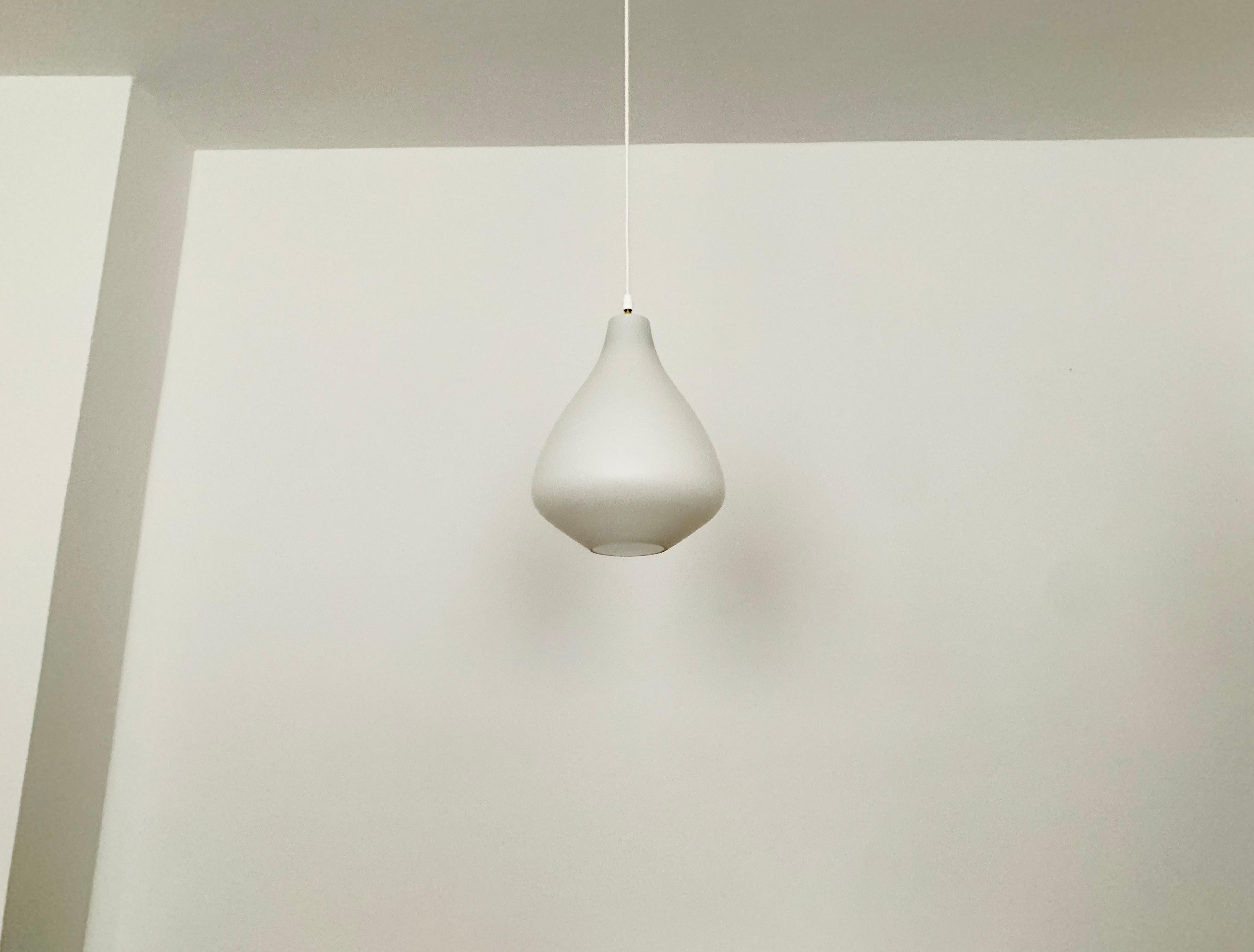 Mid-Century moderno Lampada a sospensione in vetro opalino di Aloys Gangkofner per Peill & Putzler in vendita
