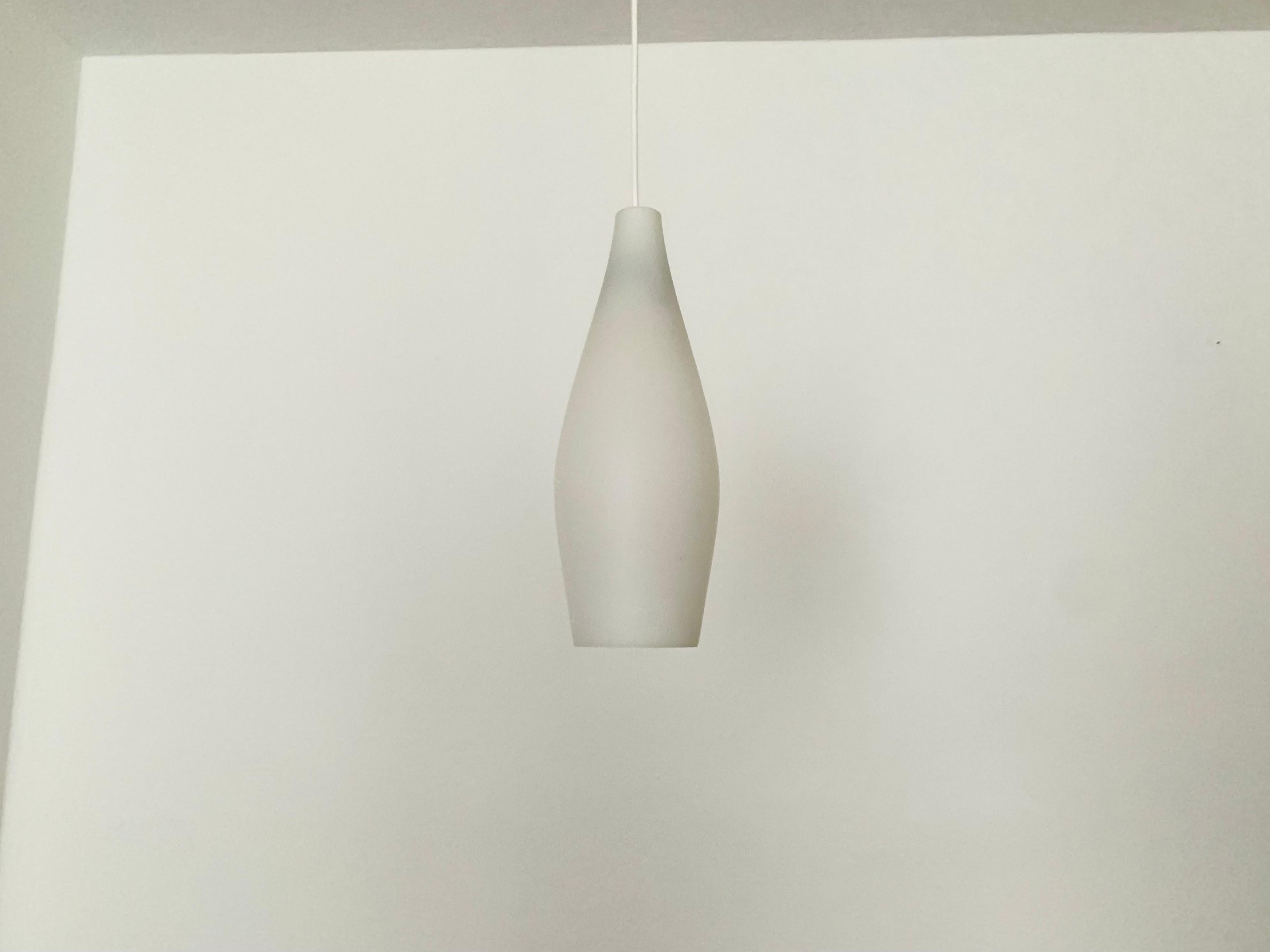 Mid-Century moderno Lampada a sospensione in vetro opalino di Aloys Gangkofner per Peill & Putzler in vendita