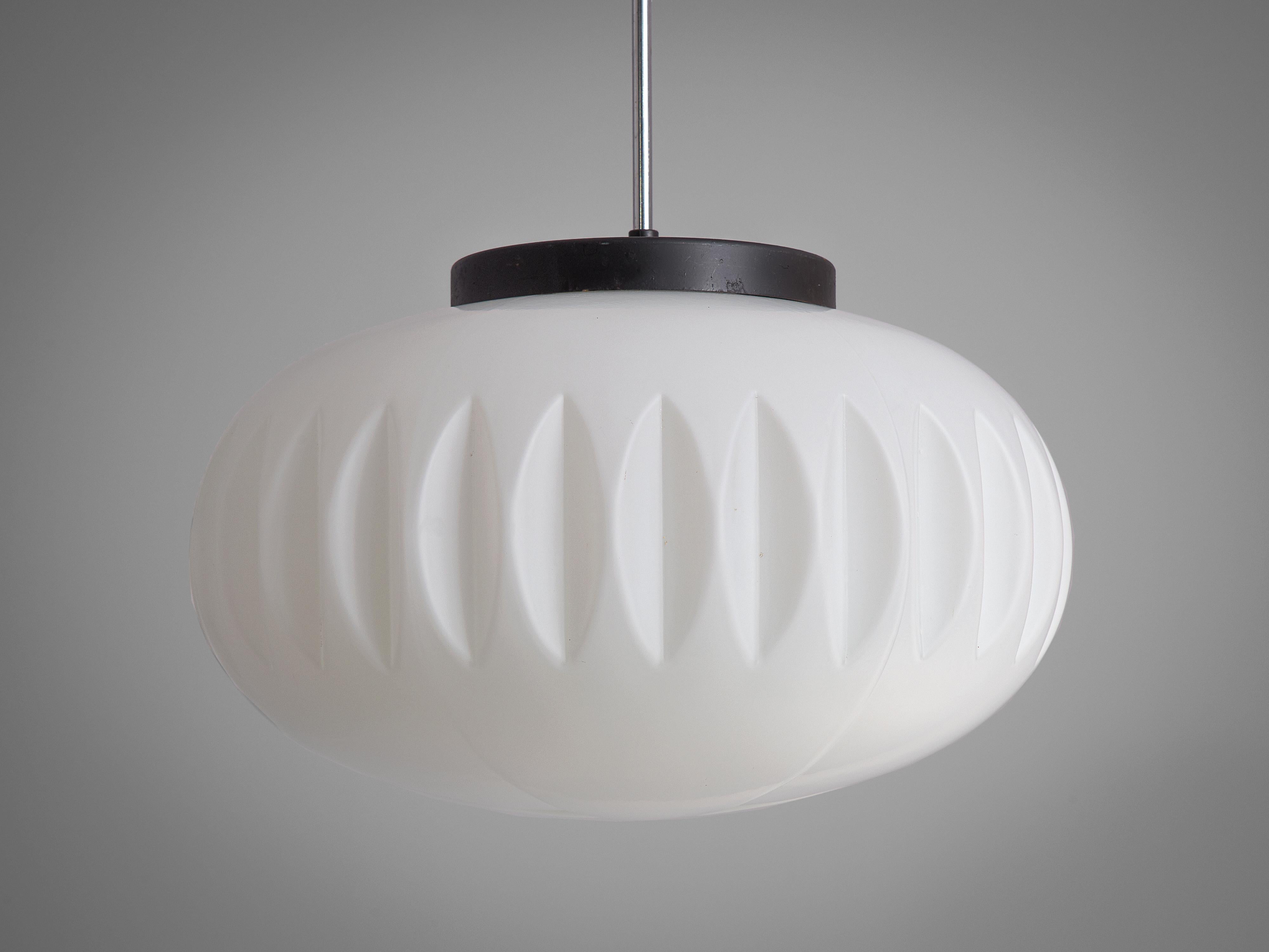 Opaline Glass Pendant with Structured Sphere In condizioni buone in vendita a Waalwijk, NL