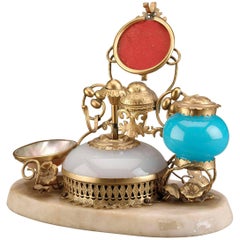 Parfüm aus Opalglas mit Tintenfass und Glockenschliff