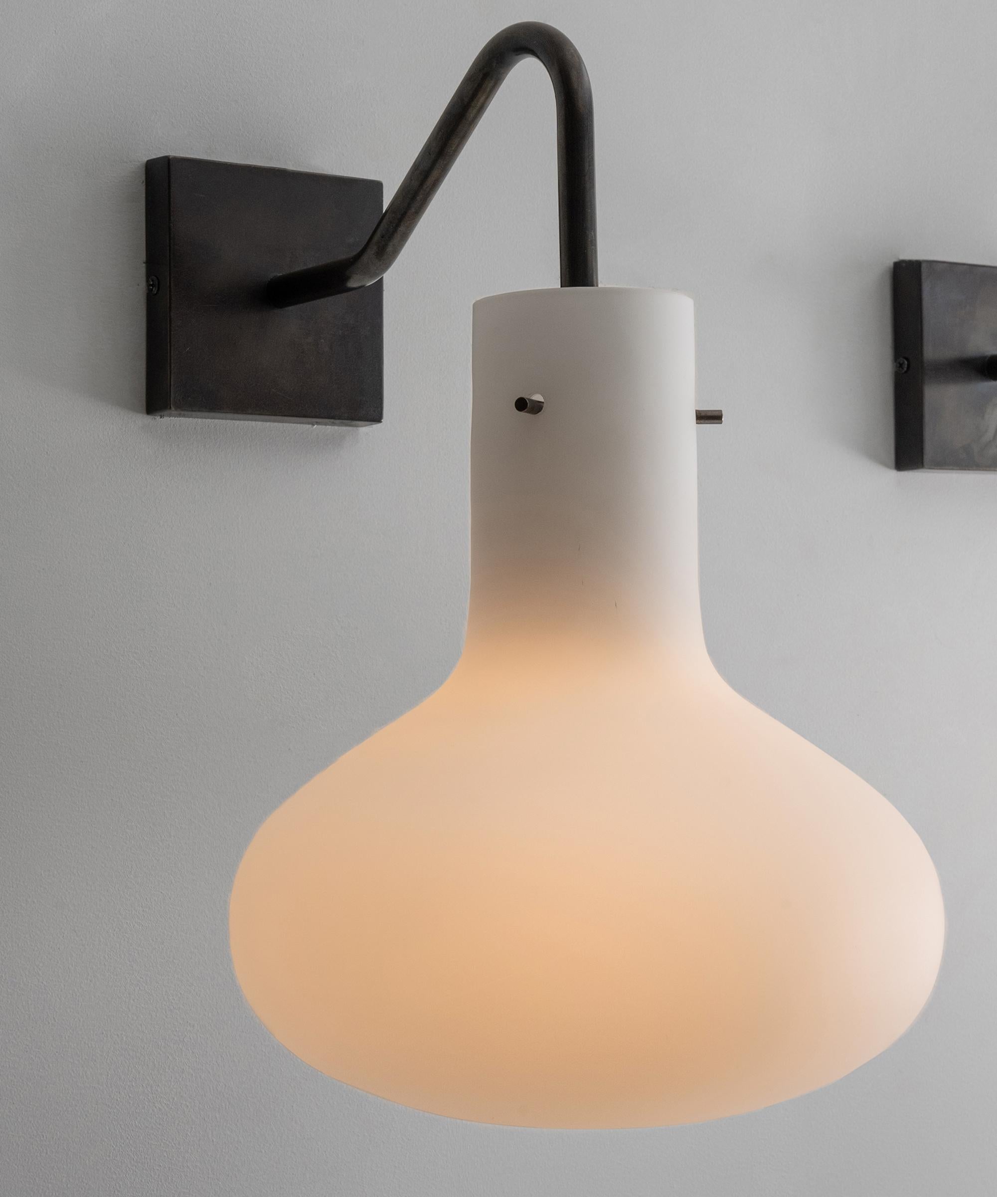 Opaline glass sconce in the style of Azucena

Italy 21st century

Opaline glass shade with angular brass arm.

Measures: 10