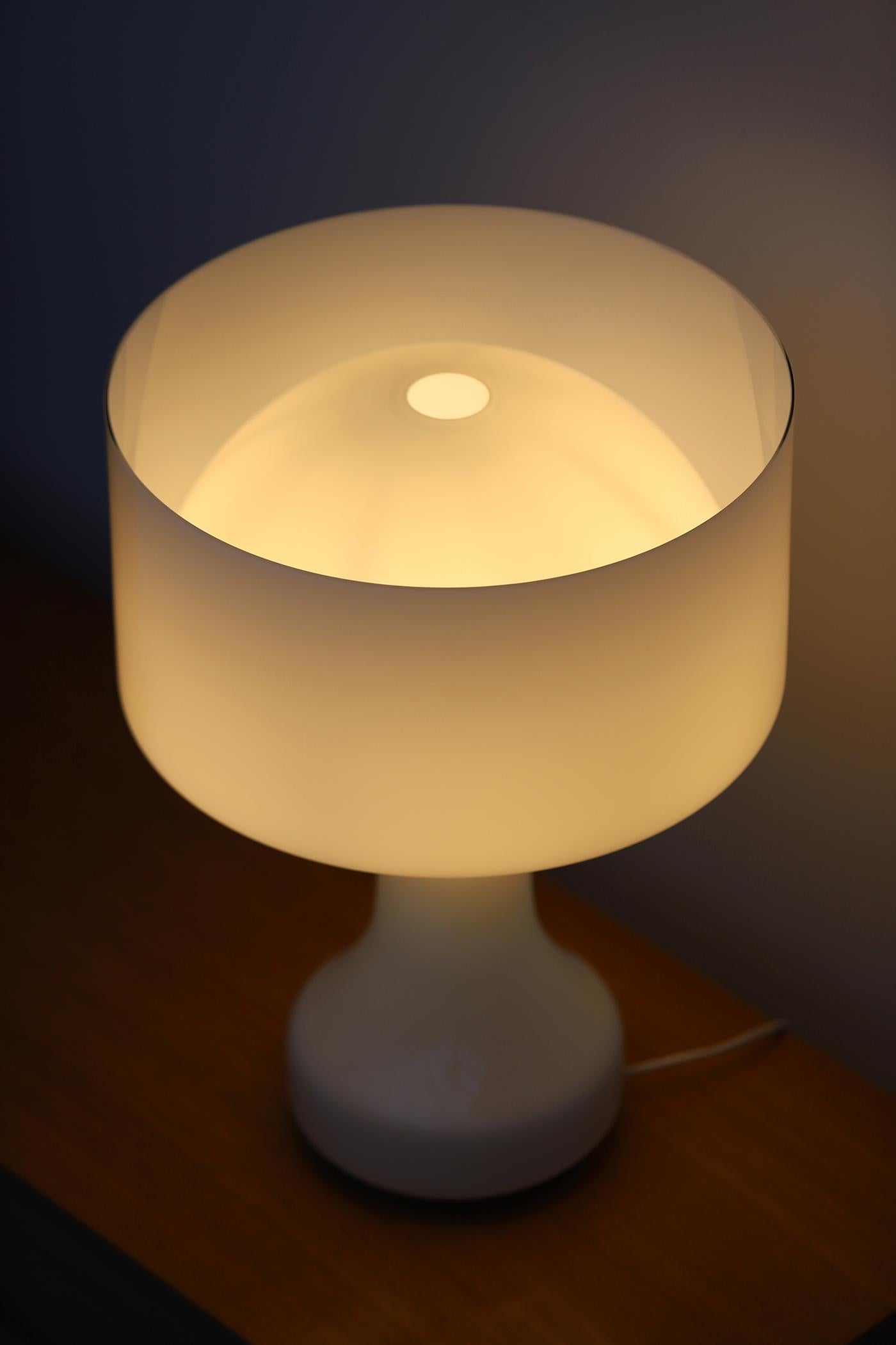 Lampada da tavolo Sebenica in vetro opalino di Enrico Capuzzo per Vistosi, Italia 1962 3