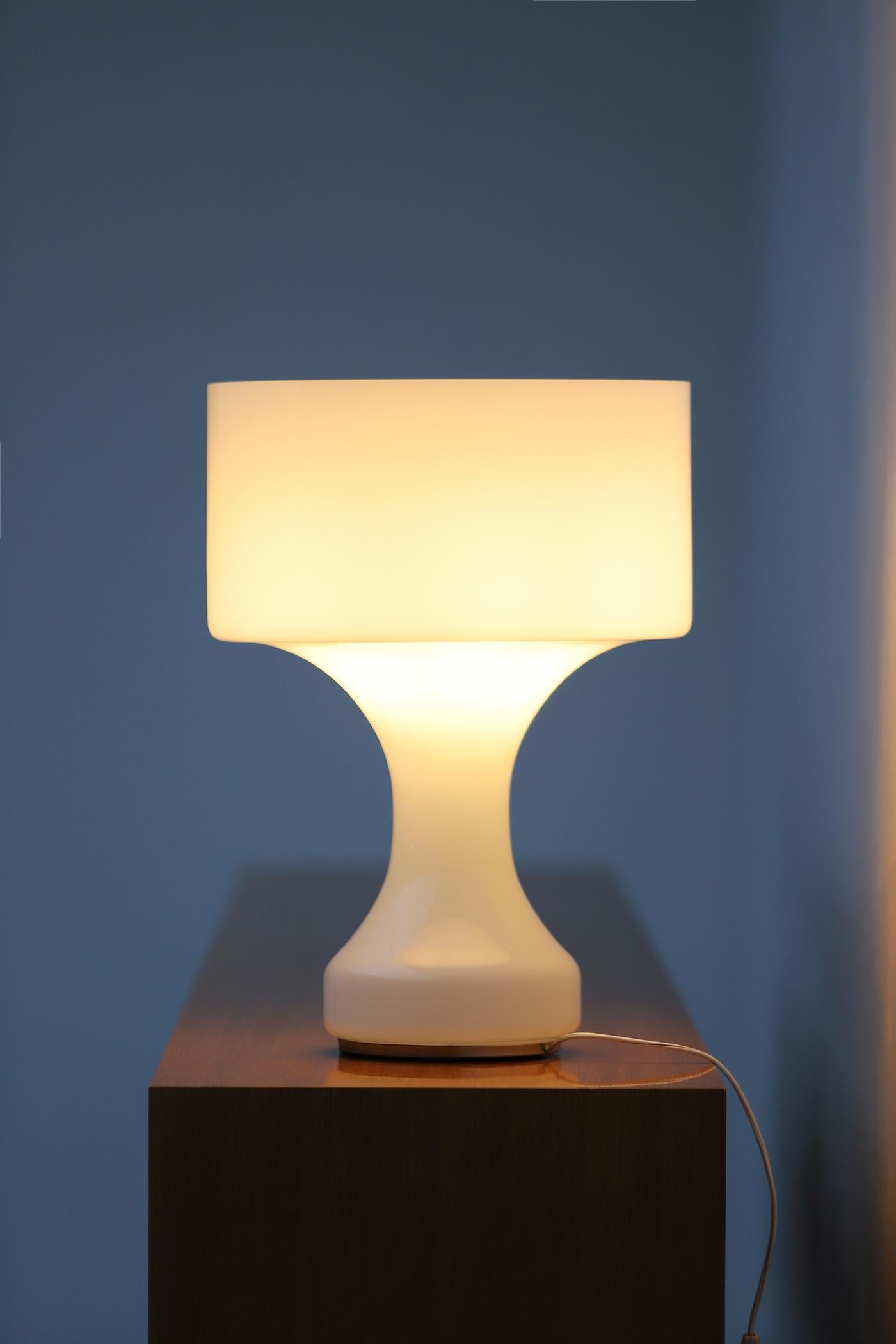 Lampada da tavolo Sebenica in vetro opalino di Enrico Capuzzo per Vistosi, Italia 1962 4