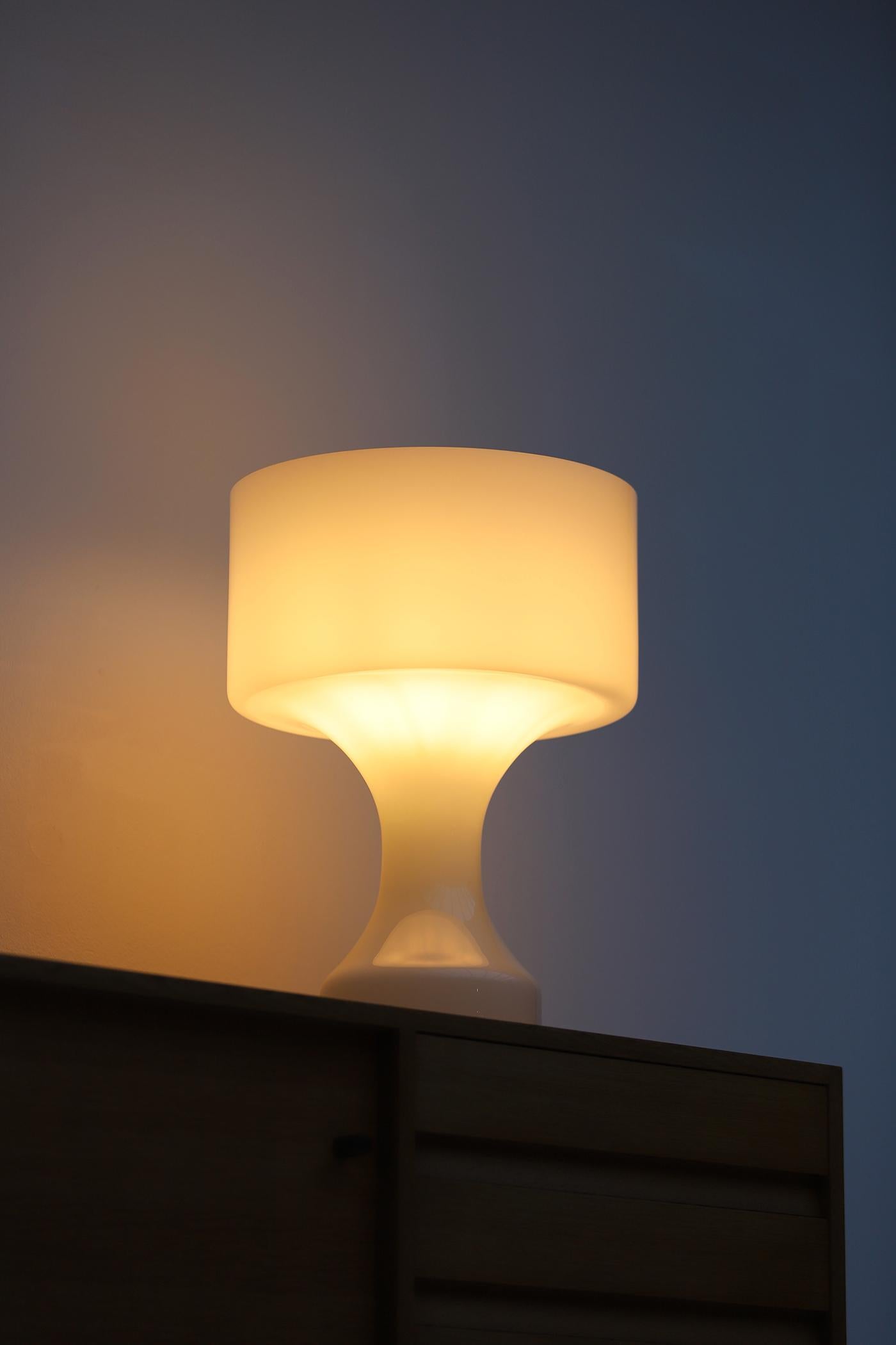 Lampada da tavolo Sebenica in vetro opalino di Enrico Capuzzo per Vistosi, Italia 1962 5