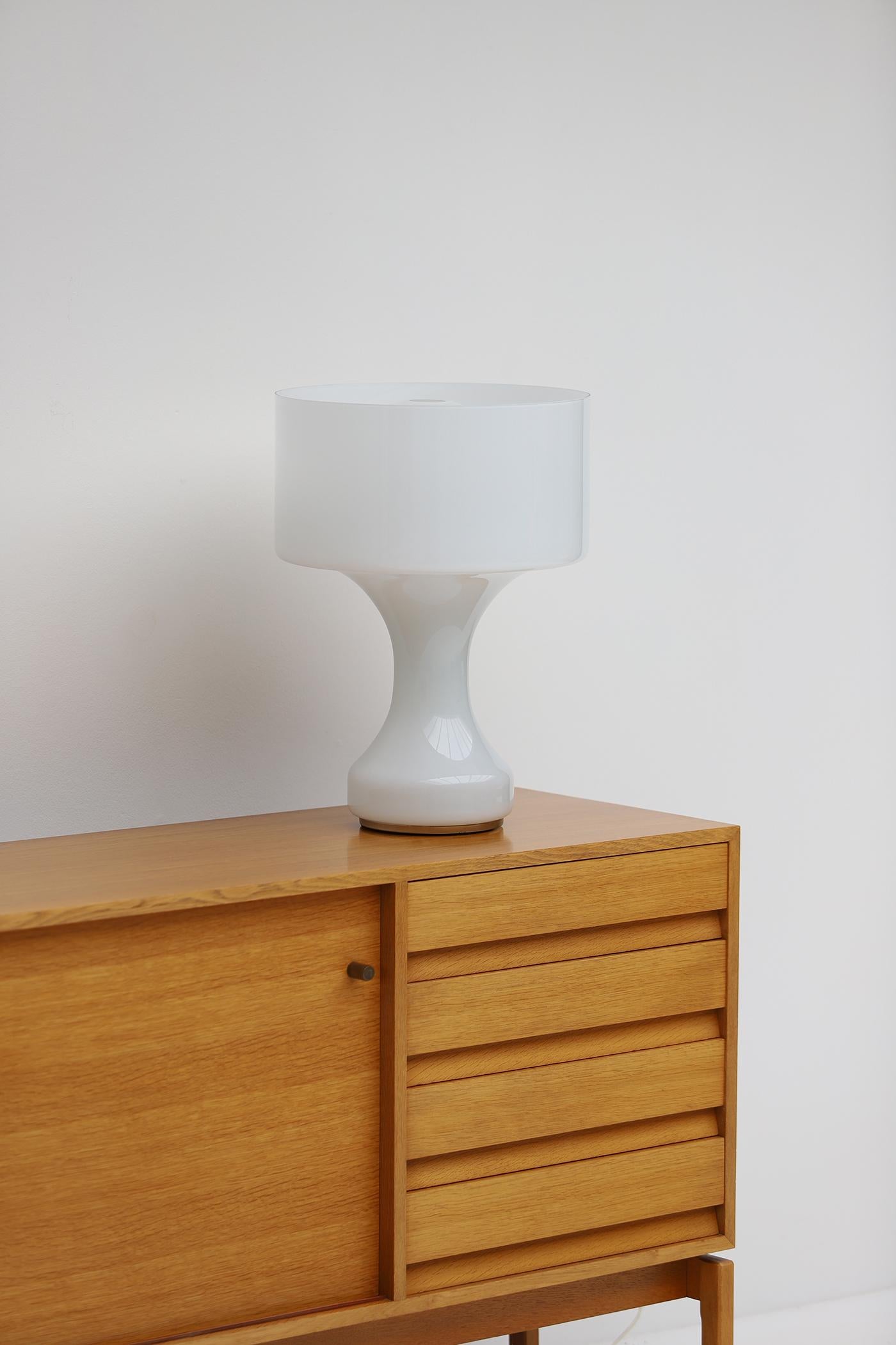 Lampada da tavolo Sebenica in vetro opalino di Enrico Capuzzo per Vistosi, Italia 1962 6