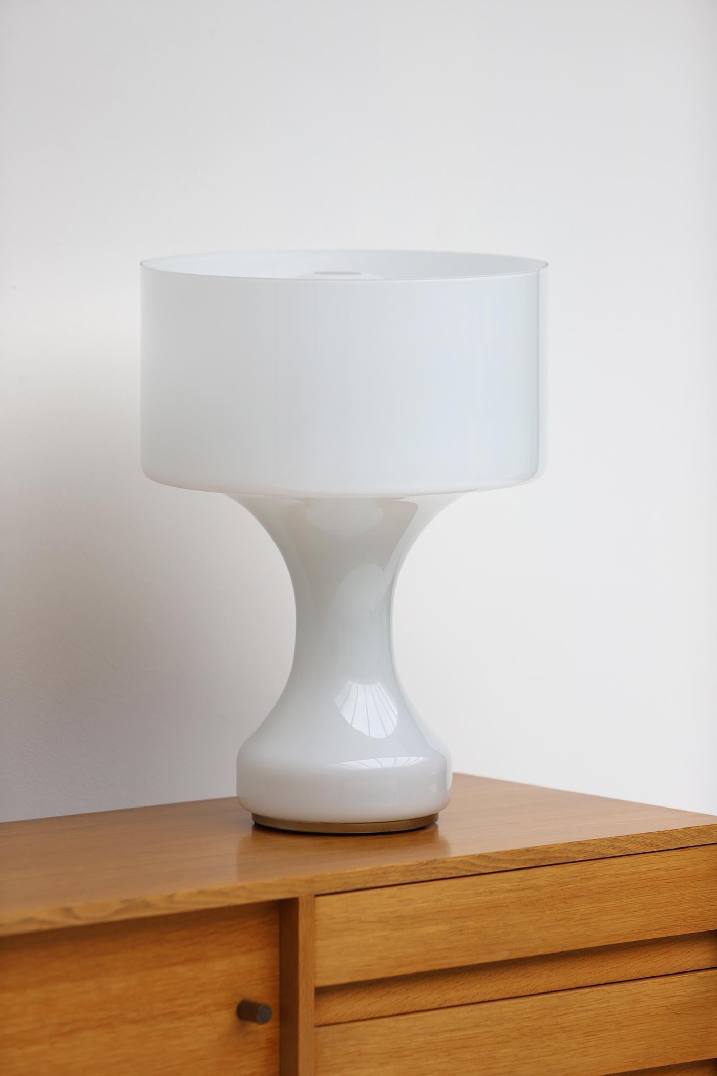 Lampada da tavolo Sebenica in vetro opalino di Enrico Capuzzo per Vistosi, Italia 1962 7