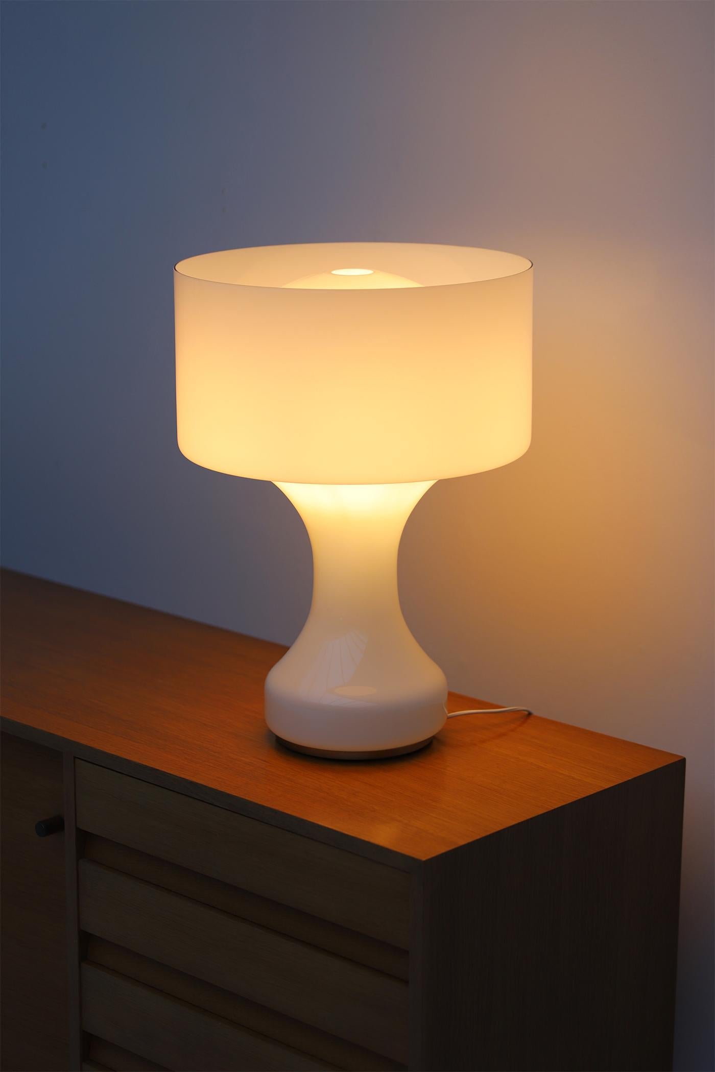 Mid-Century moderno Lampada da tavolo Sebenica in vetro opalino di Enrico Capuzzo per Vistosi, Italia 1962