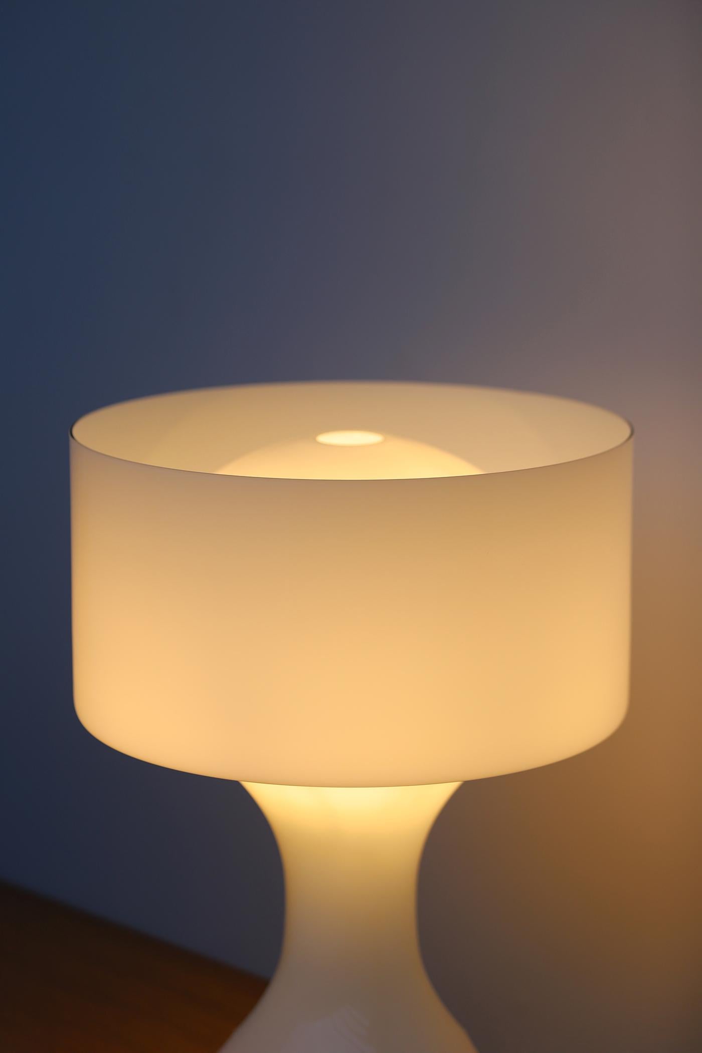 Lampada da tavolo Sebenica in vetro opalino di Enrico Capuzzo per Vistosi, Italia 1962 In condizioni buone a Antwerpen, Antwerp