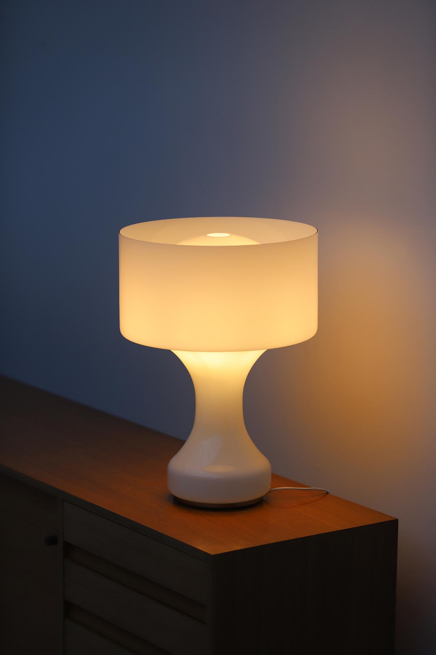 Lampada da tavolo Sebenica in vetro opalino di Enrico Capuzzo per Vistosi, Italia 1962 2