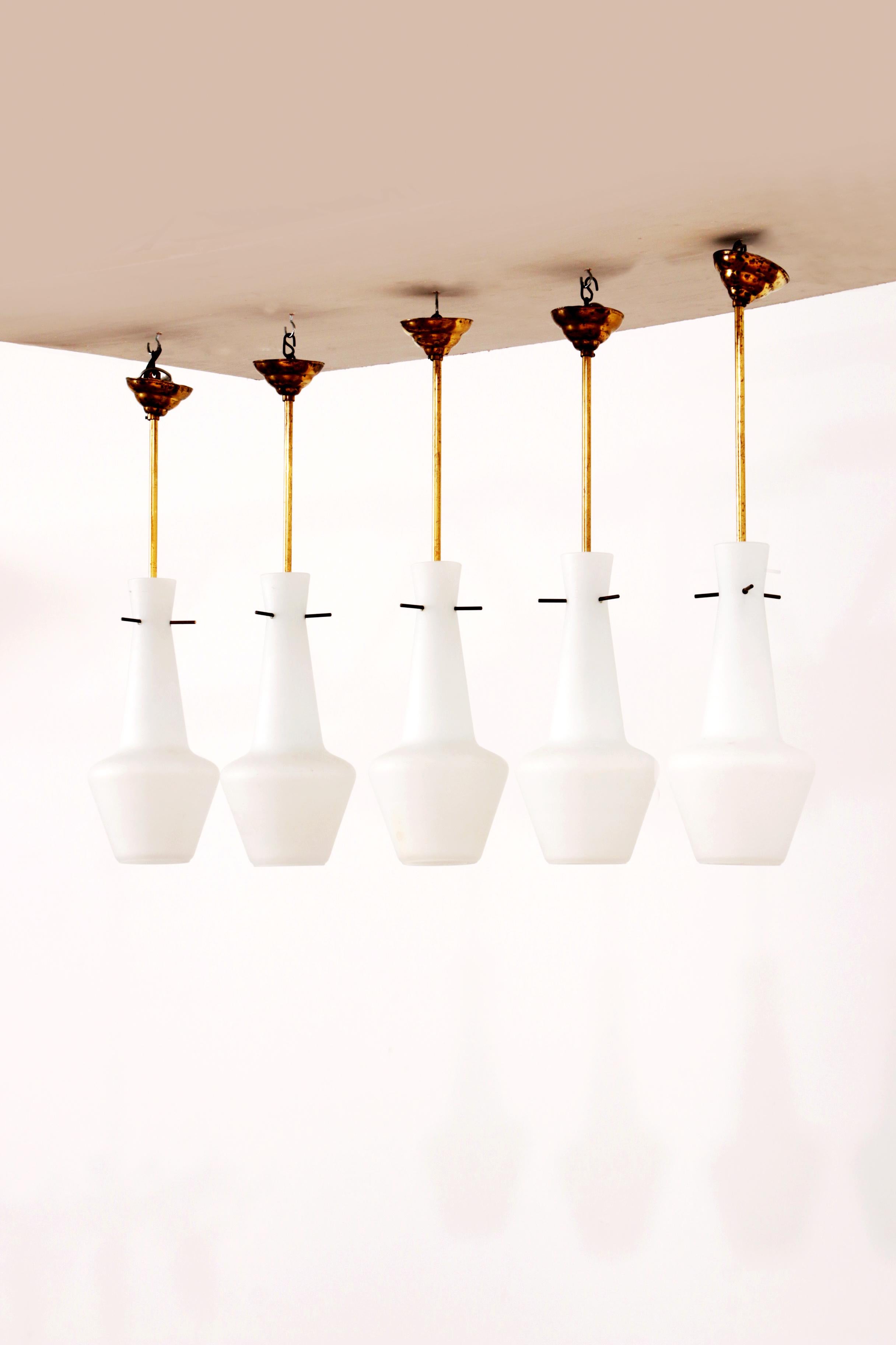 Opaline glass set of 5 hanging lamps with brass, Sweden 1960


Discover the charm of Scandinavian design with our exclusive set of five vintage Swedish hanging lamps. These lamps, dating from the 1960s, are an example of timeless elegance and add a